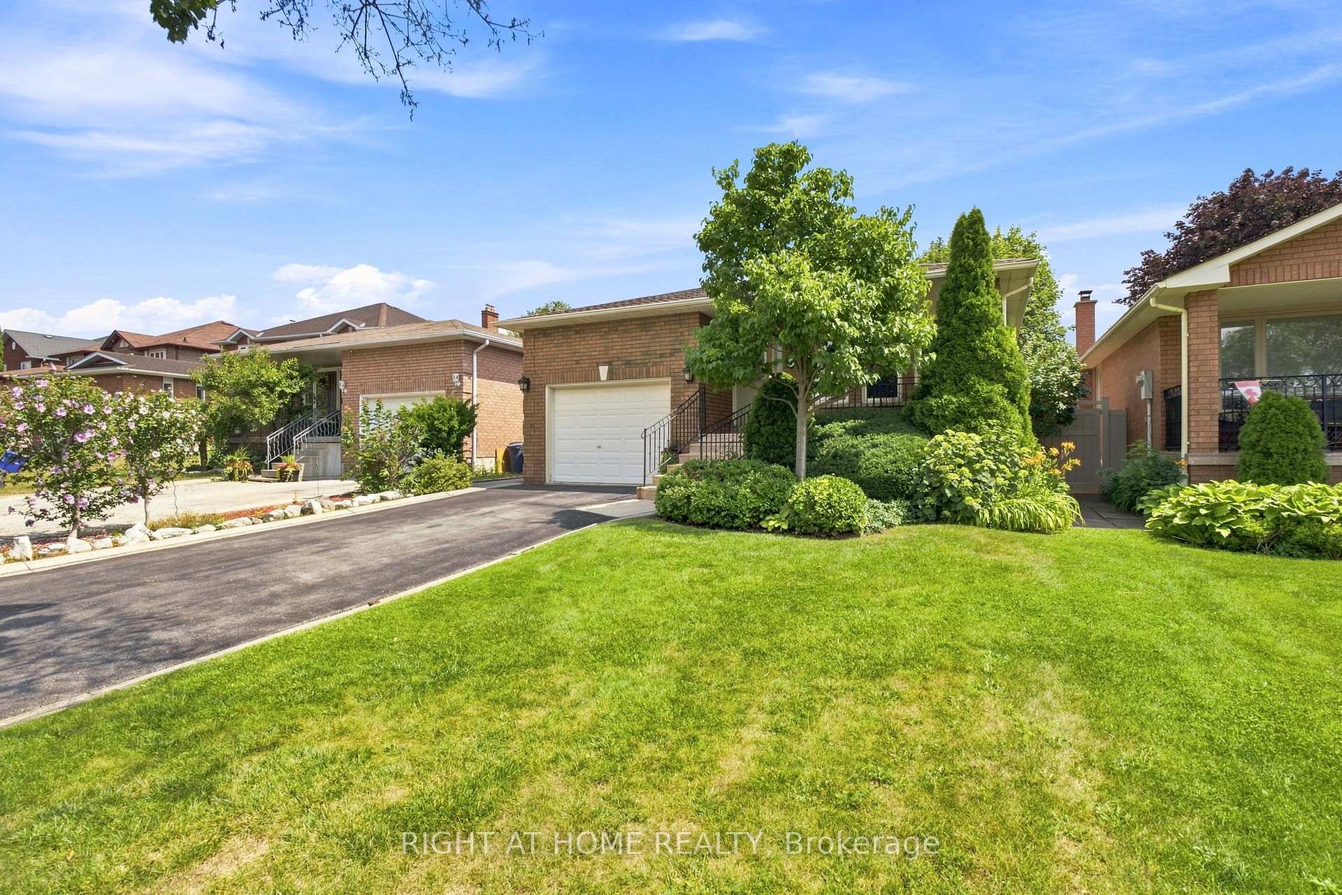 Photo 3 of 39 Dante Court, Vaughan, East Woodbridge — HOMEH