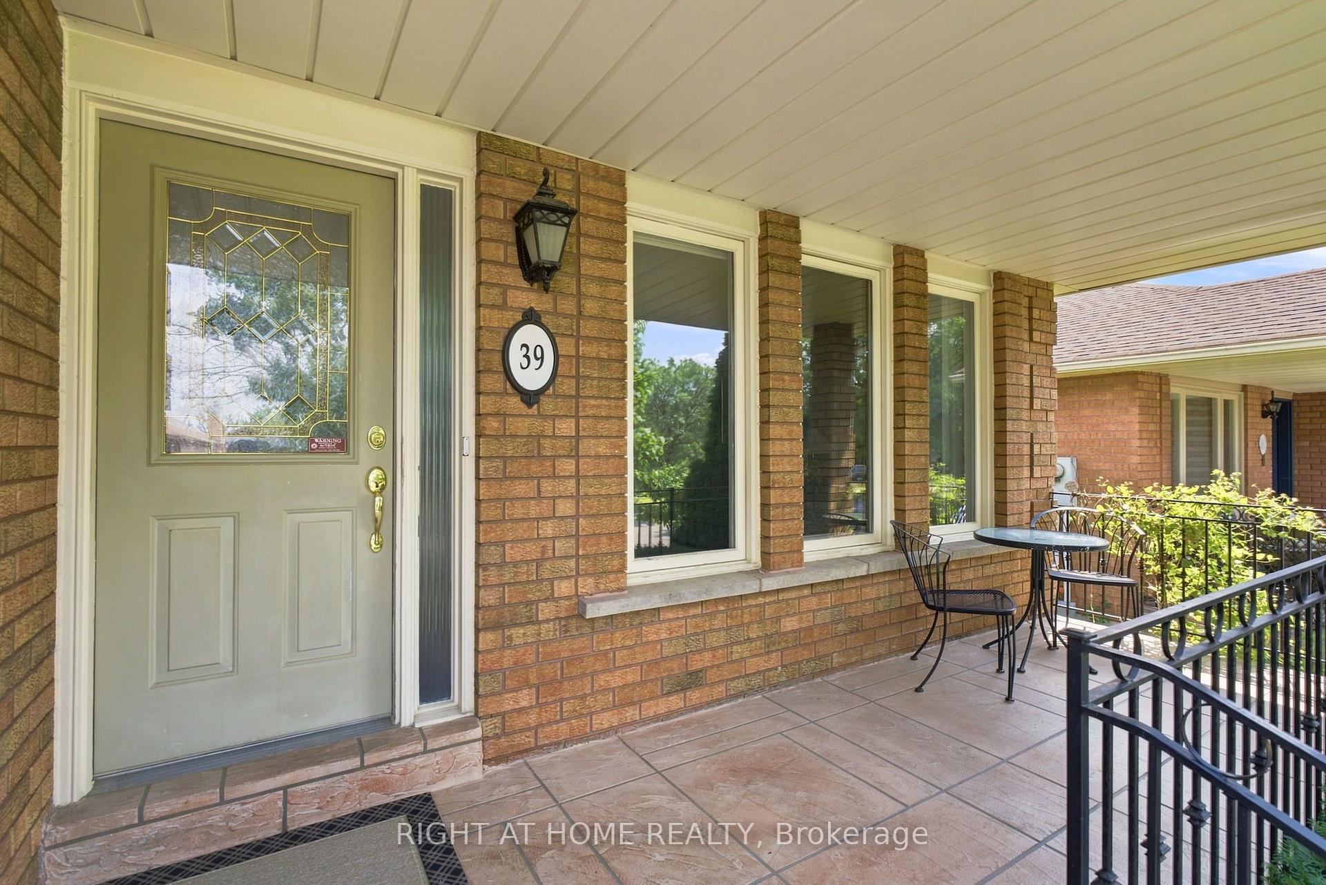 Photo 4 of 39 Dante Court, Vaughan, East Woodbridge — HOMEH