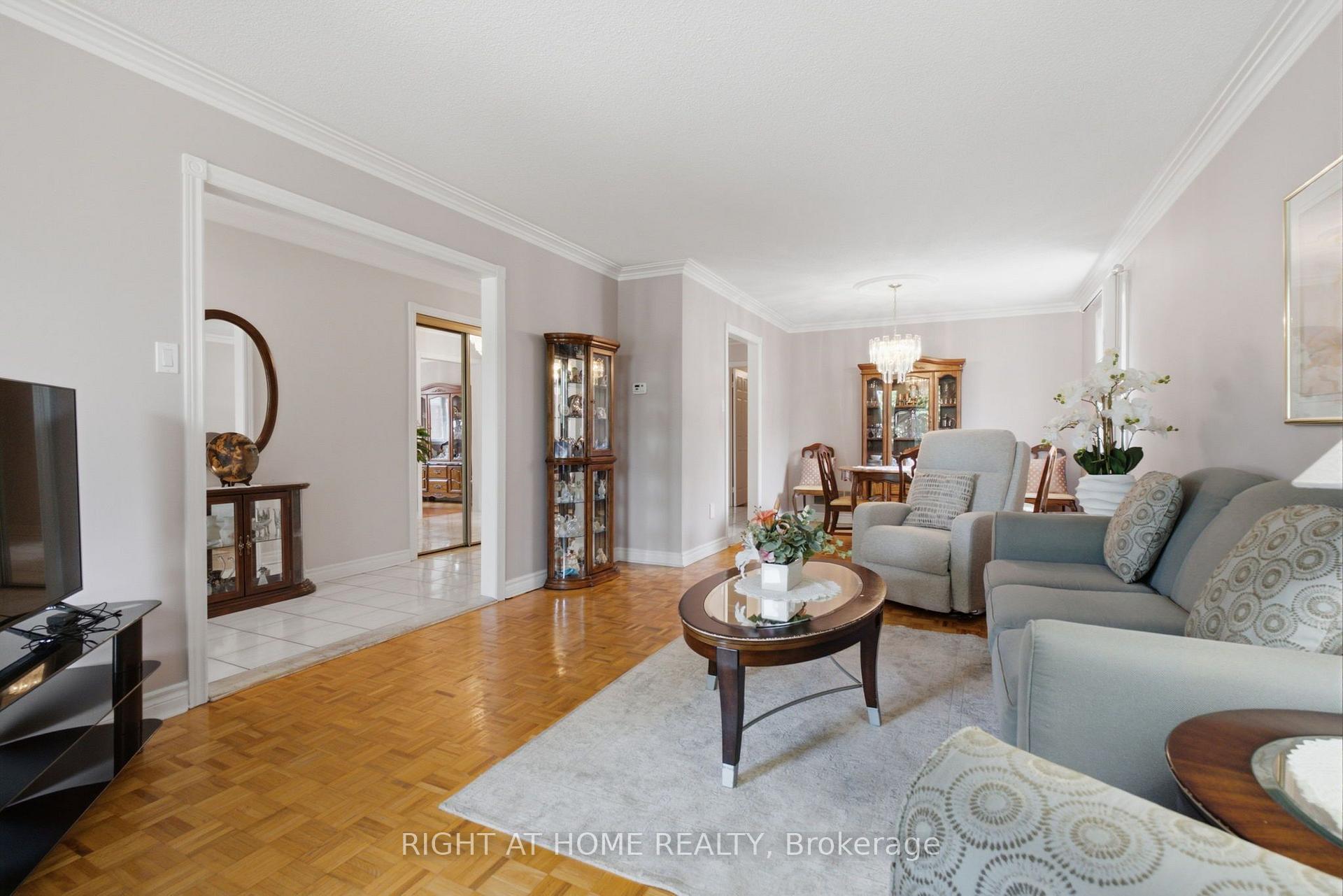 Photo 7 of 39 Dante Court, Vaughan, East Woodbridge — HOMEH