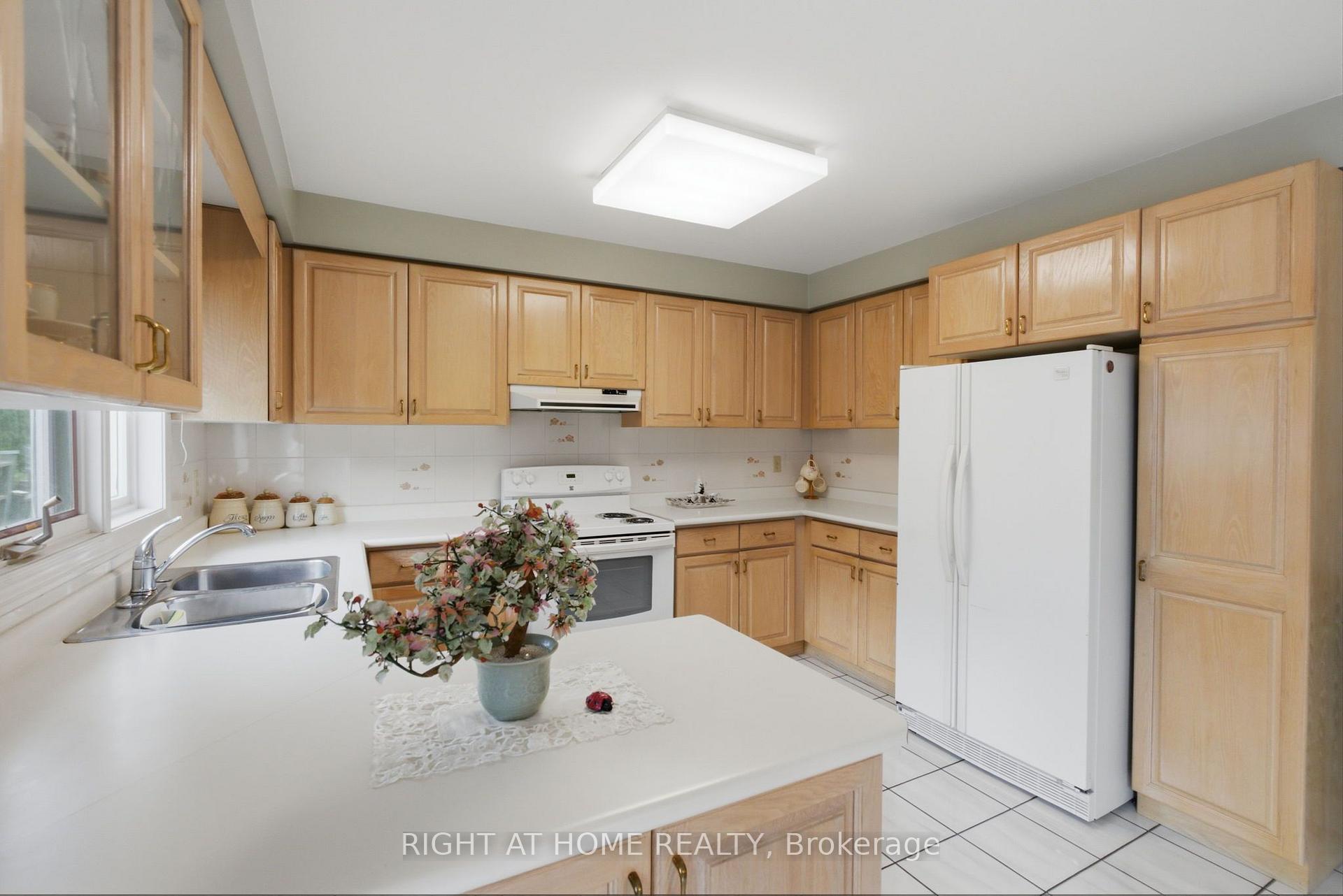 Photo 17 of 39 Dante Court, Vaughan, East Woodbridge — HOMEH