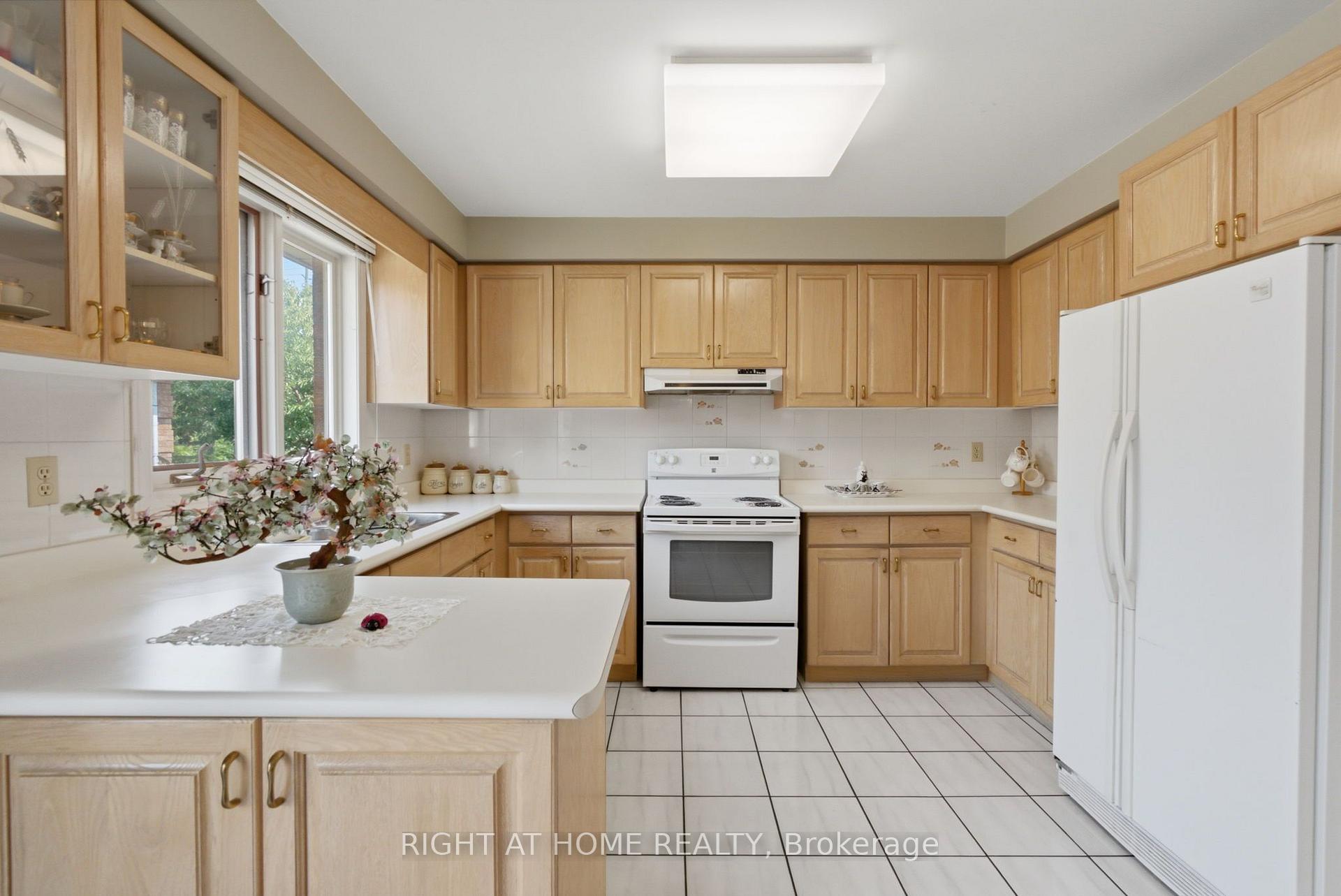 Photo 21 of 39 Dante Court, Vaughan, East Woodbridge — HOMEH