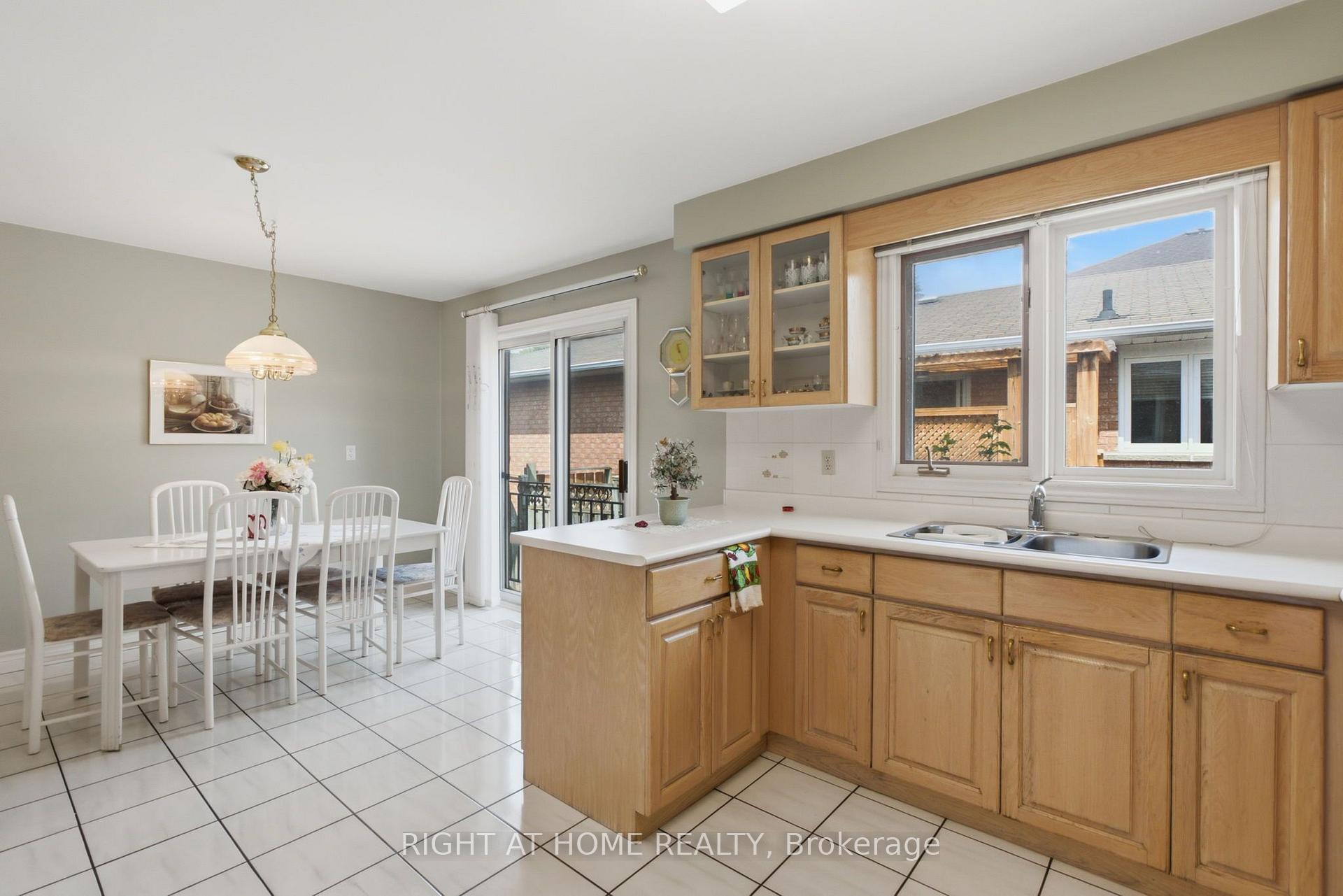 Photo 22 of 39 Dante Court, Vaughan, East Woodbridge — HOMEH