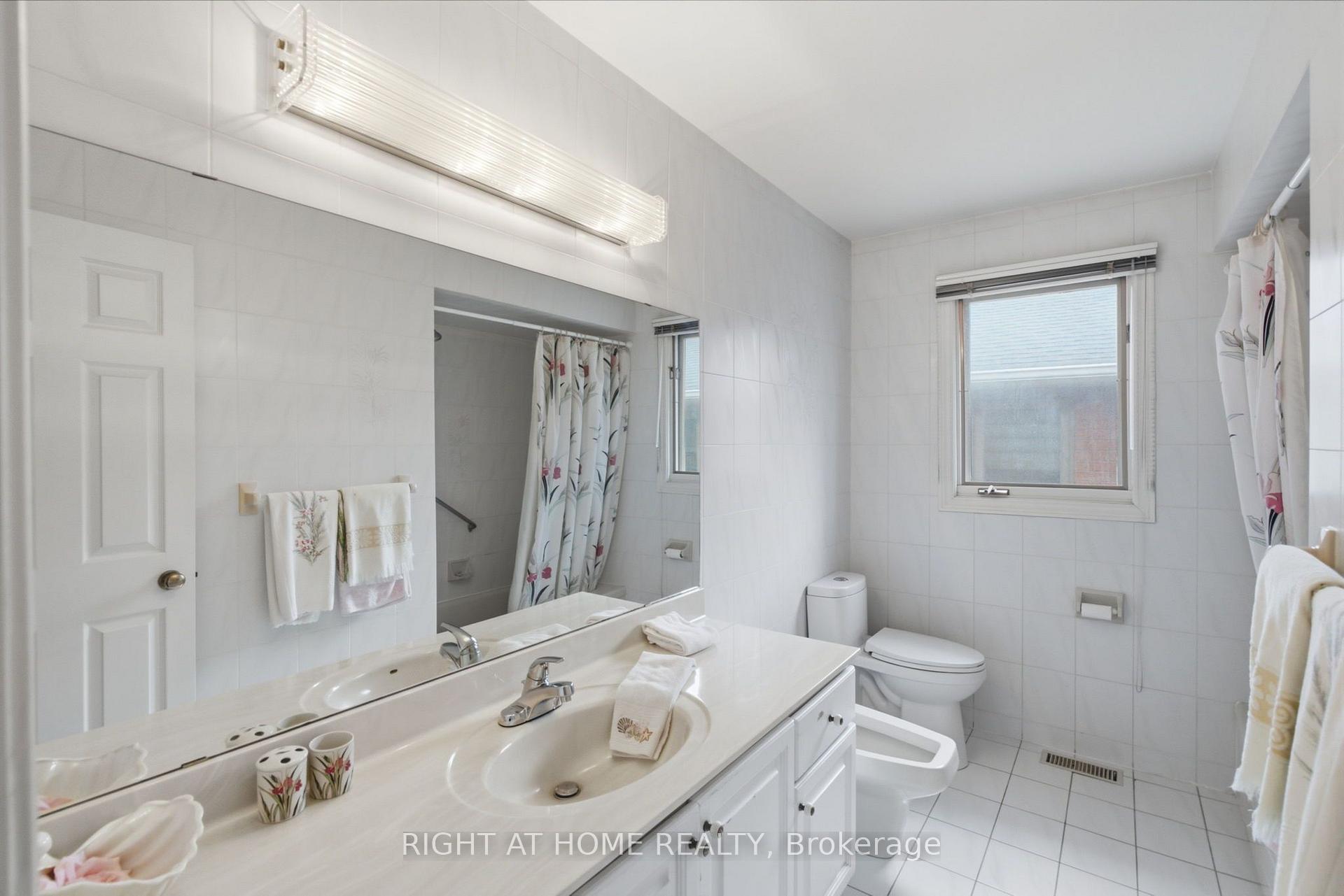 Photo 25 of 39 Dante Court, Vaughan, East Woodbridge — HOMEH