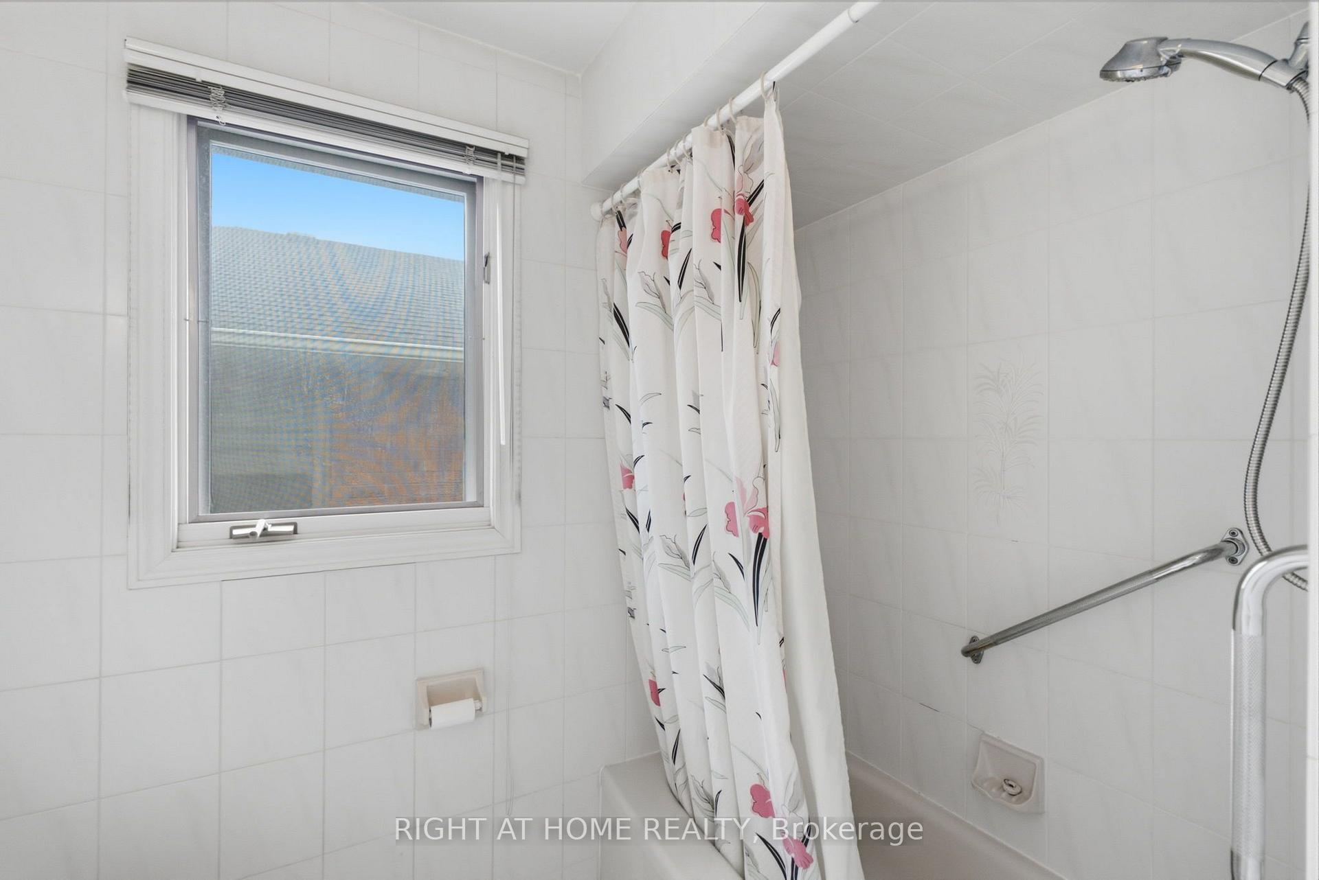 Photo 26 of 39 Dante Court, Vaughan, East Woodbridge — HOMEH