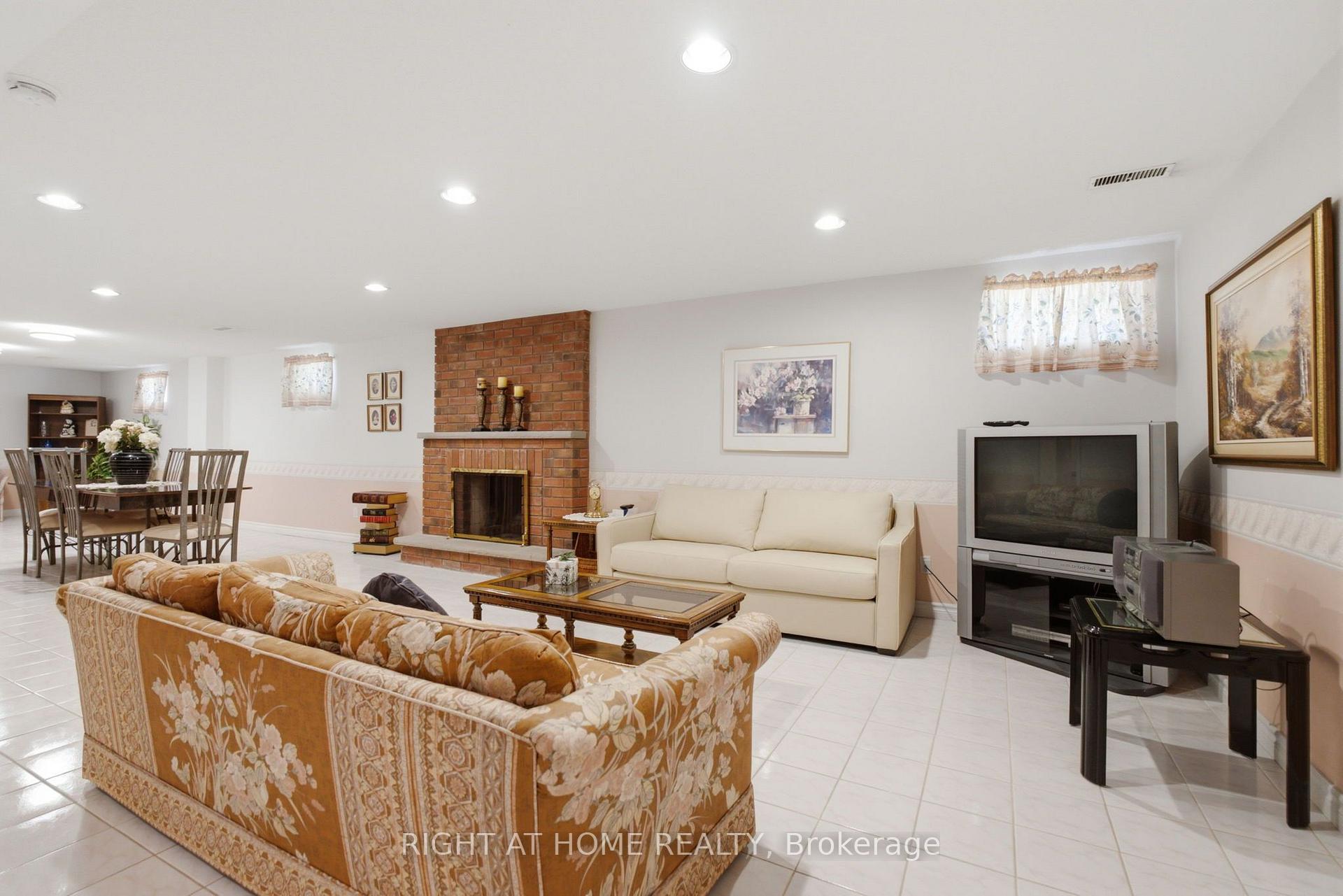 Photo 33 of 39 Dante Court, Vaughan, East Woodbridge — HOMEH