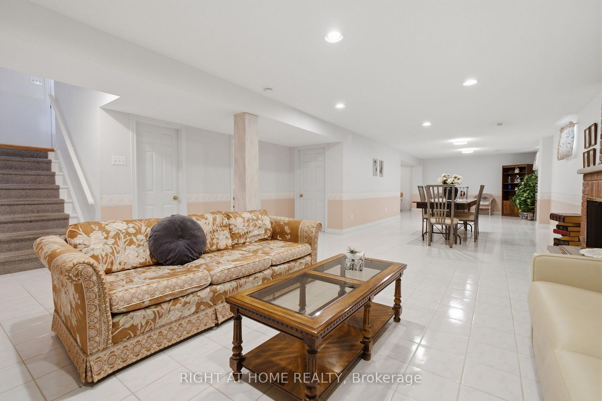 Photo 34 of 39 Dante Court, Vaughan, East Woodbridge — HOMEH