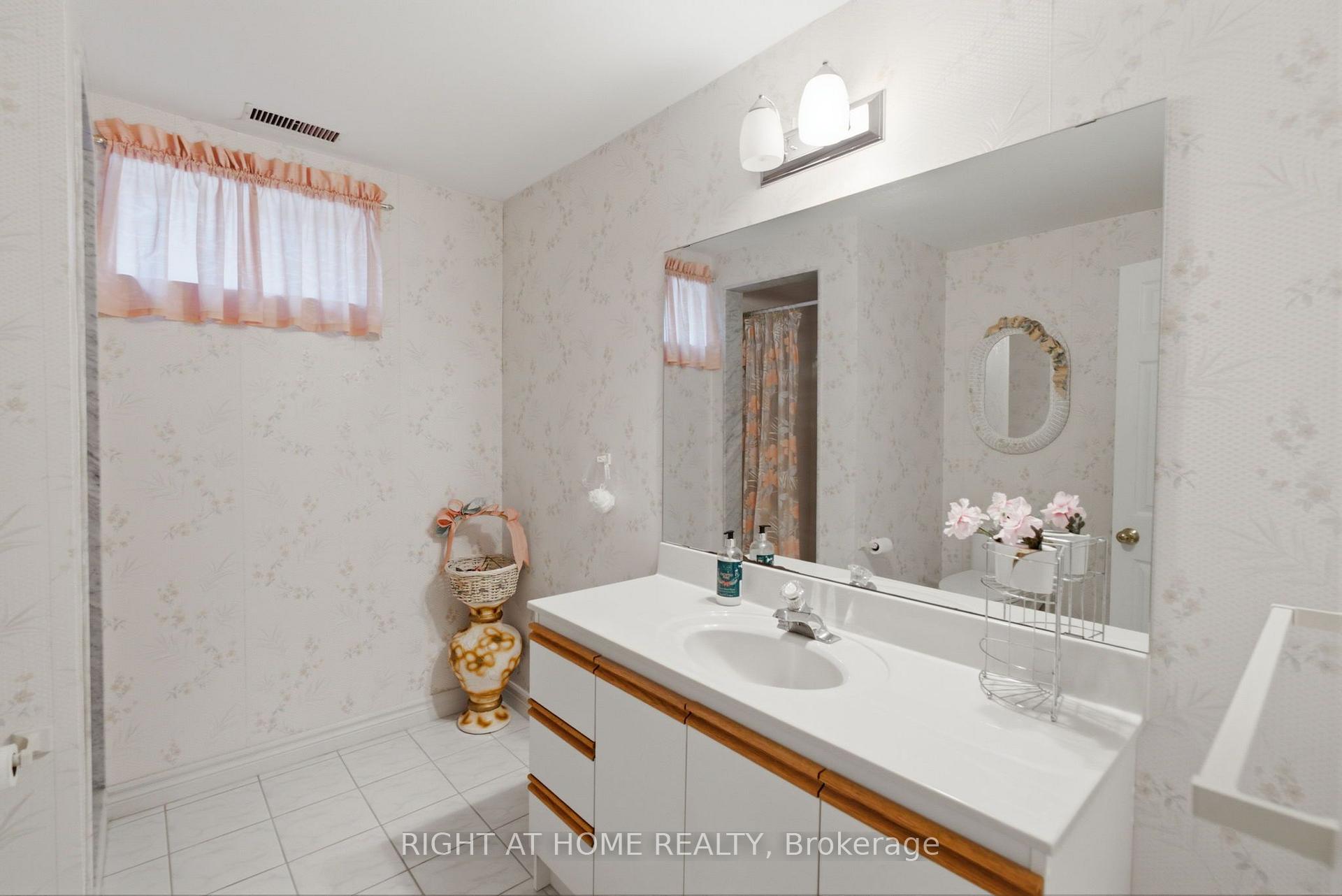 Photo 40 of 39 Dante Court, Vaughan, East Woodbridge — HOMEH