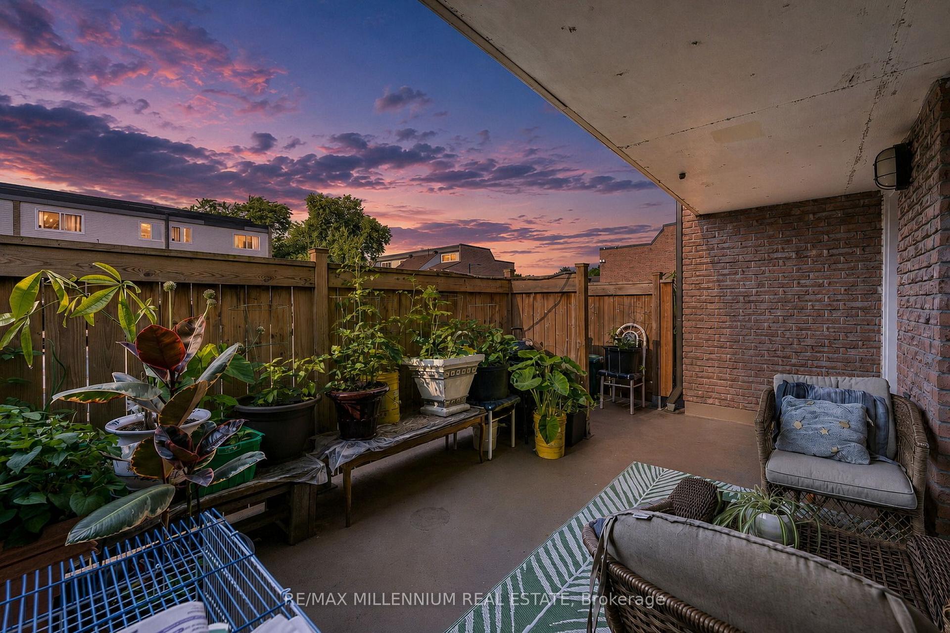 Photo 43 of 301 Milestone Crescent, Aurora, Aurora Village — HOMEH