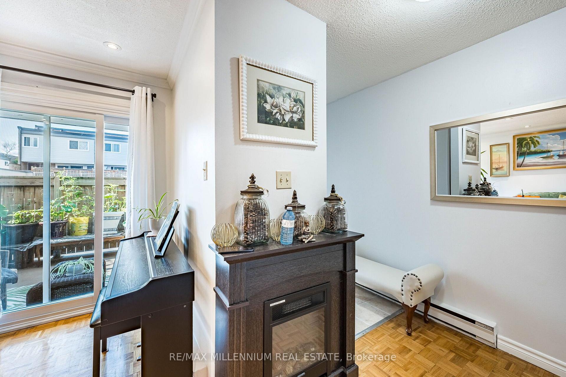 Photo 5 of 301 Milestone Crescent, Aurora, Aurora Village — HOMEH