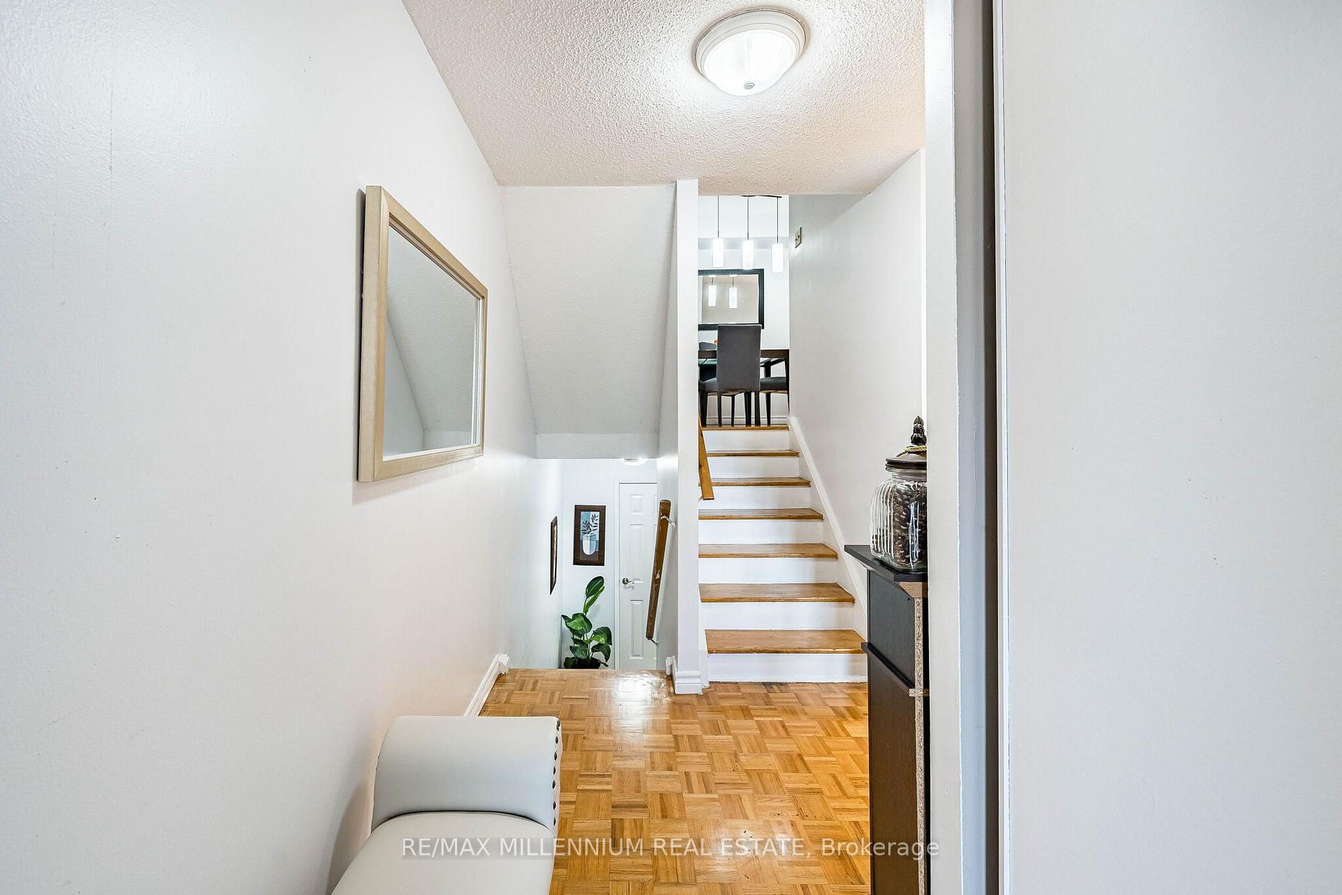 Photo 6 of 301 Milestone Crescent, Aurora, Aurora Village — HOMEH