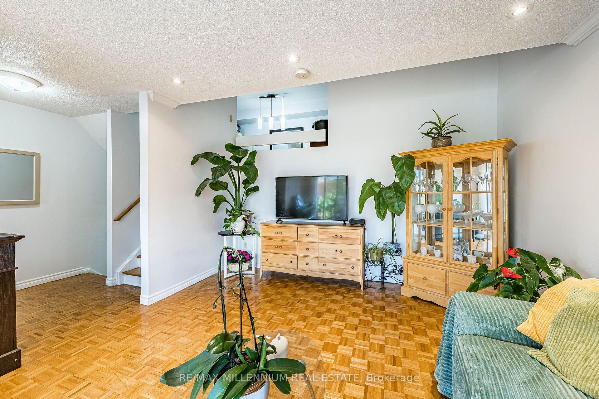 Photo 9 of 301 Milestone Crescent, Aurora, Aurora Village — HOMEH