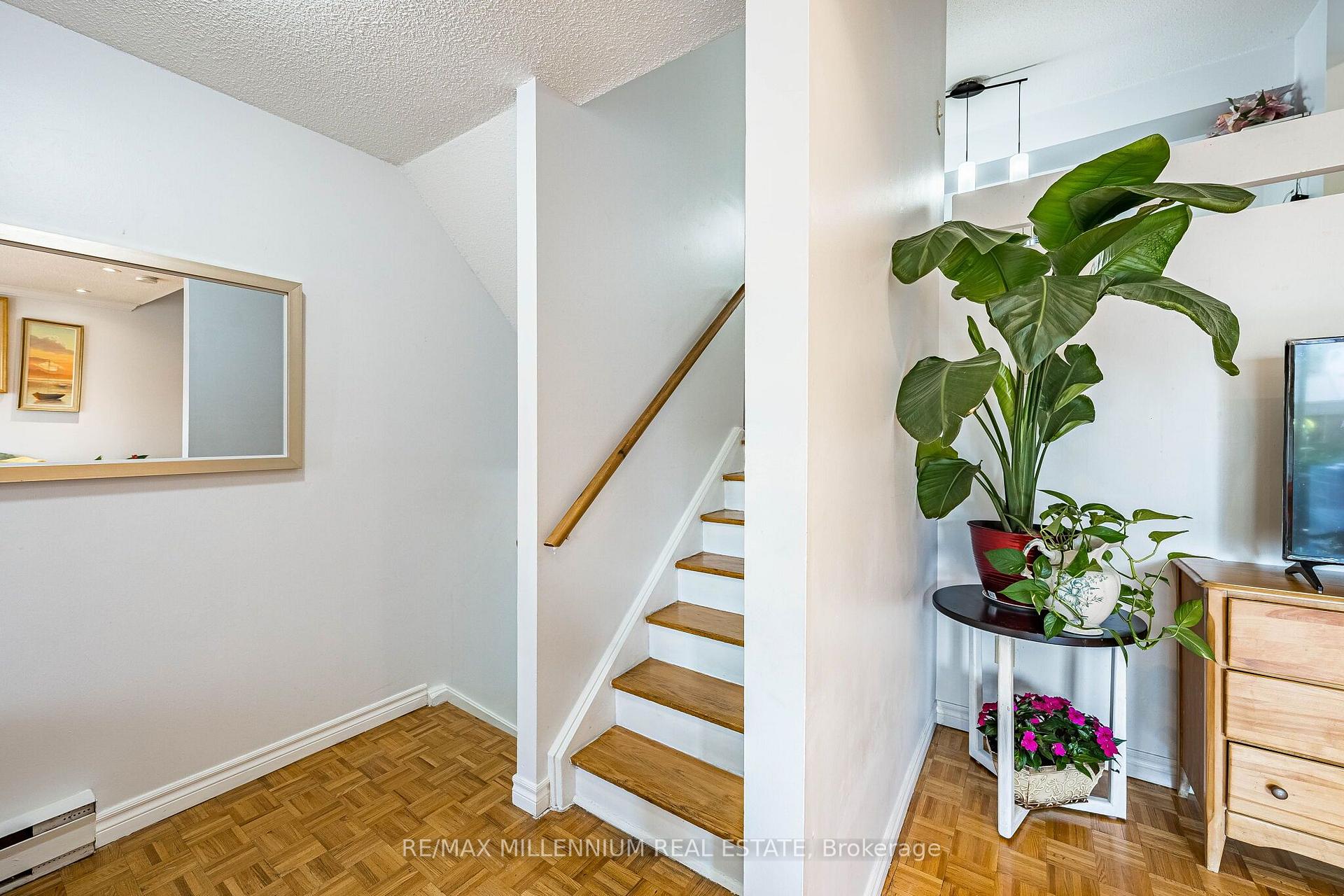 Photo 10 of 301 Milestone Crescent, Aurora, Aurora Village — HOMEH