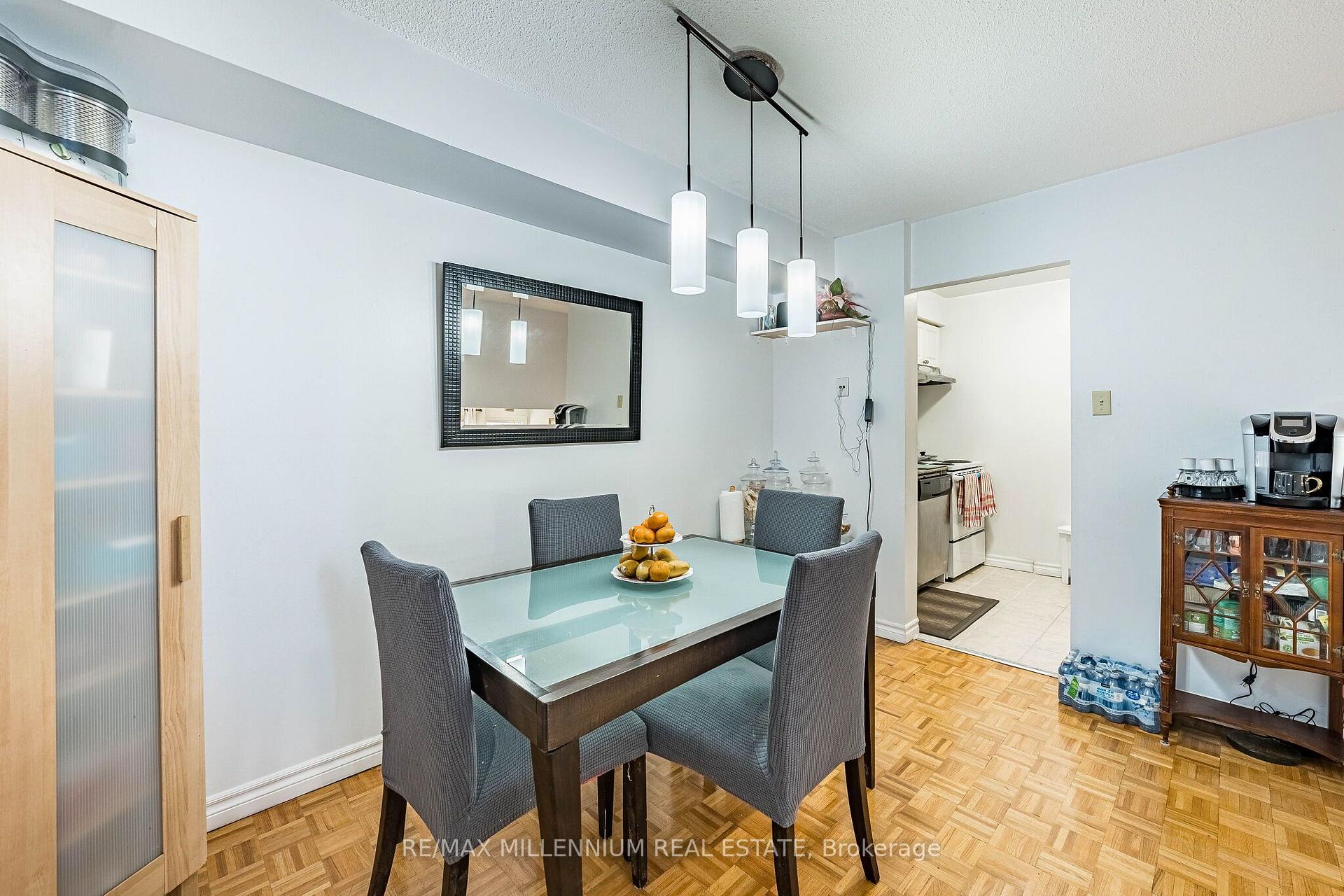 Photo 11 of 301 Milestone Crescent, Aurora, Aurora Village — HOMEH
