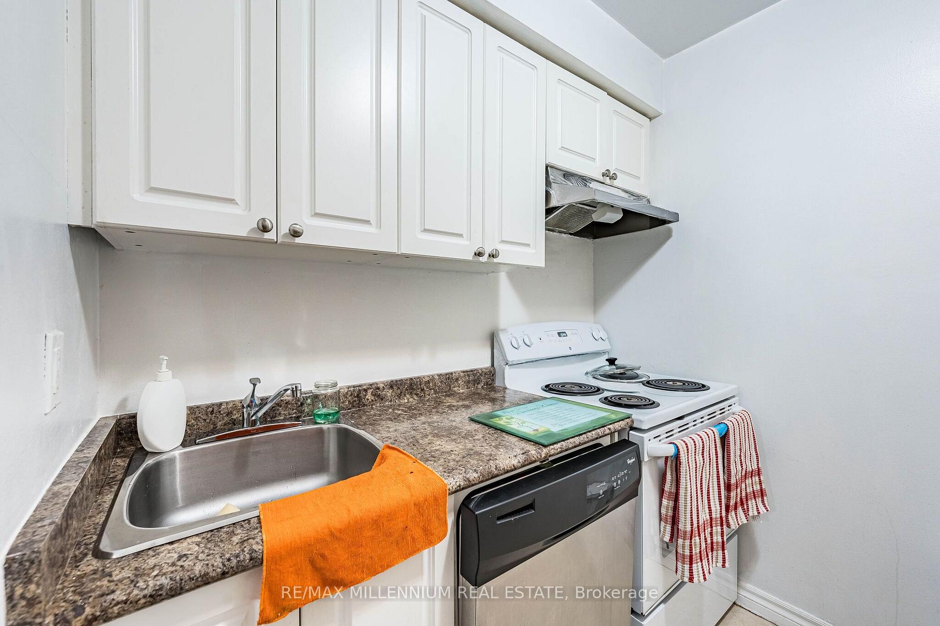 Photo 15 of 301 Milestone Crescent, Aurora, Aurora Village — HOMEH