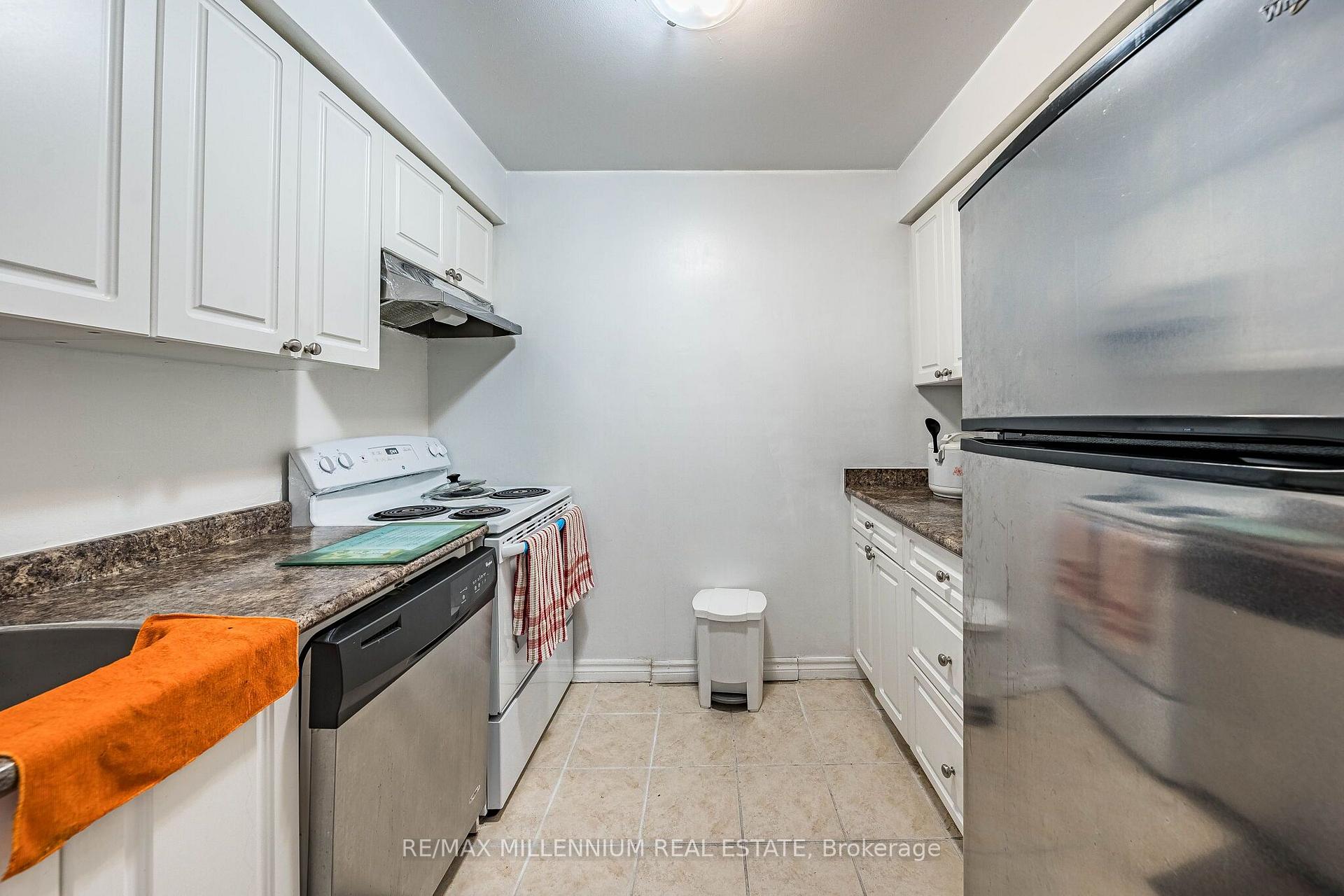 Photo 16 of 301 Milestone Crescent, Aurora, Aurora Village — HOMEH