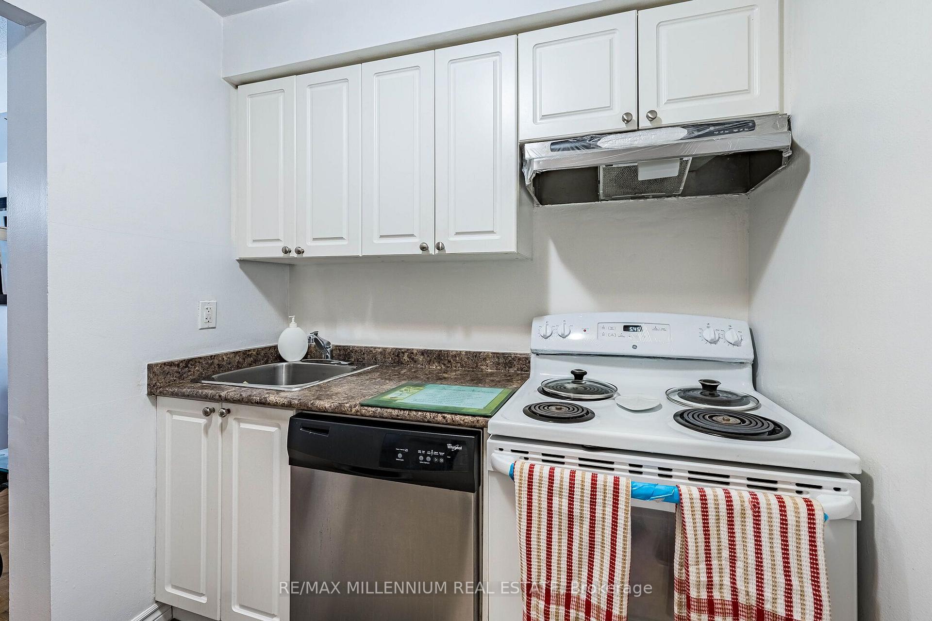 Photo 17 of 301 Milestone Crescent, Aurora, Aurora Village — HOMEH