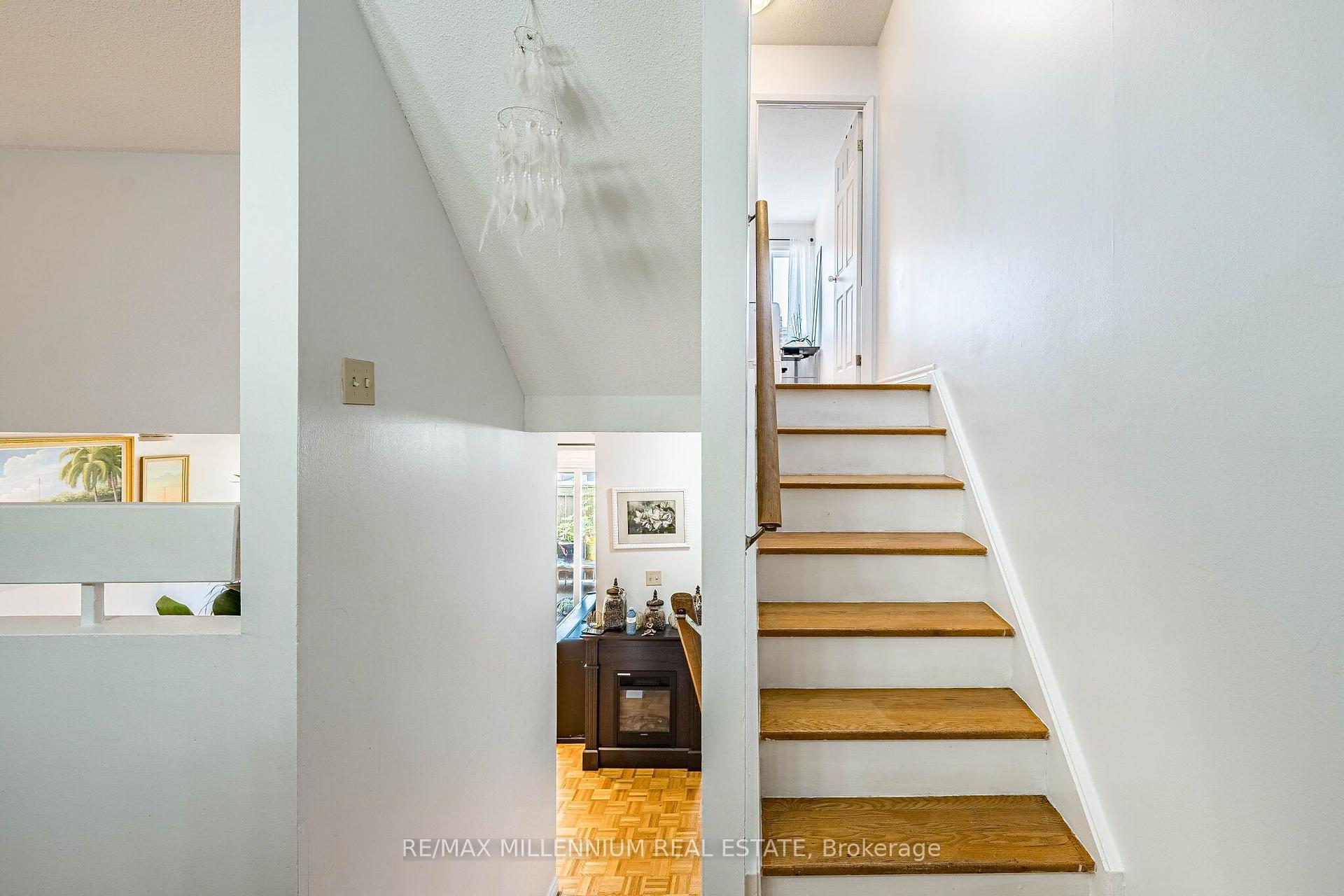 Photo 21 of 301 Milestone Crescent, Aurora, Aurora Village — HOMEH
