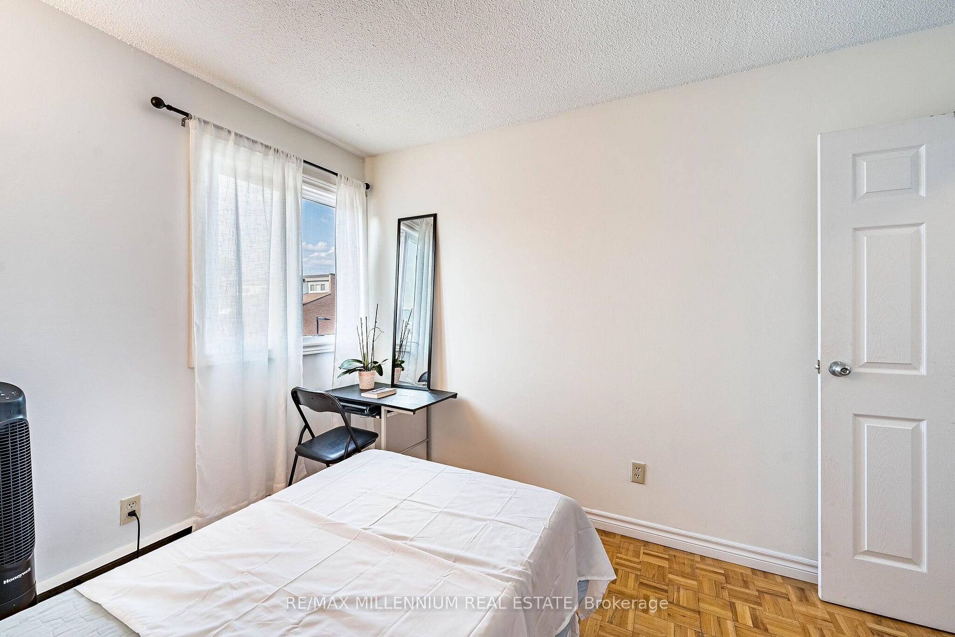 Photo 24 of 301 Milestone Crescent, Aurora, Aurora Village — HOMEH