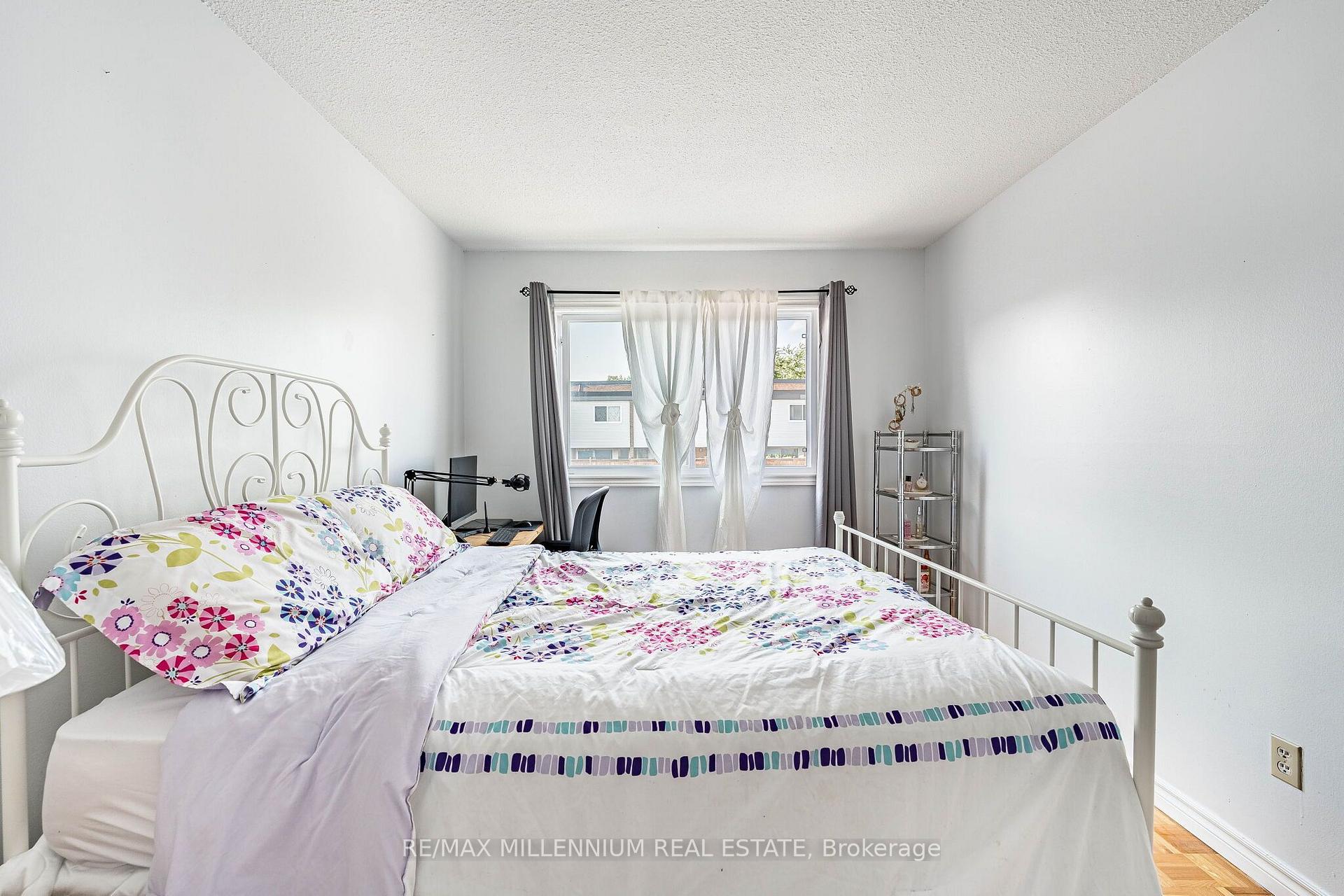 Photo 25 of 301 Milestone Crescent, Aurora, Aurora Village — HOMEH