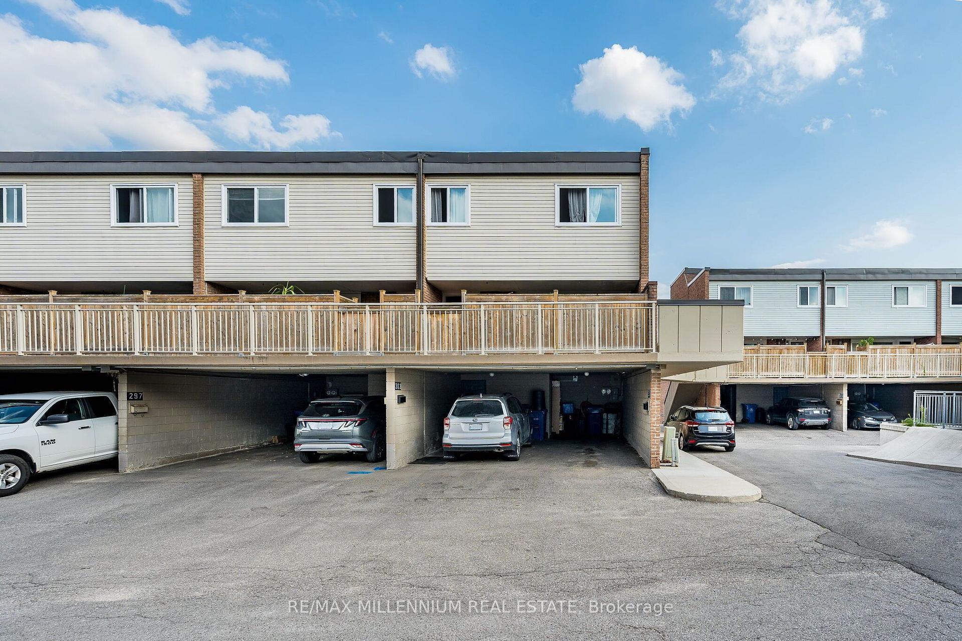 Photo 3 of 301 Milestone Crescent, Aurora, Aurora Village — HOMEH