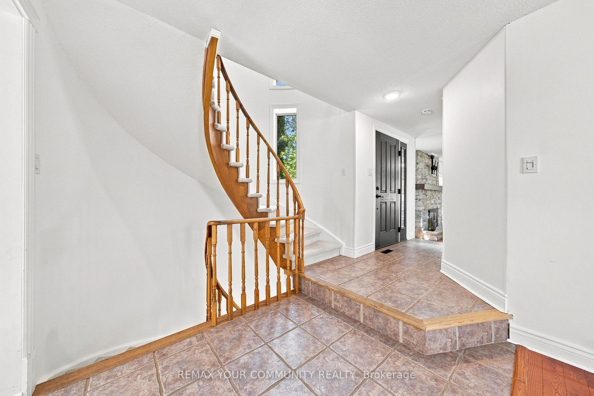 Photo 4 of 1544 Greenbriar Drive, Oakville, Glen Abbey — HOMEH
