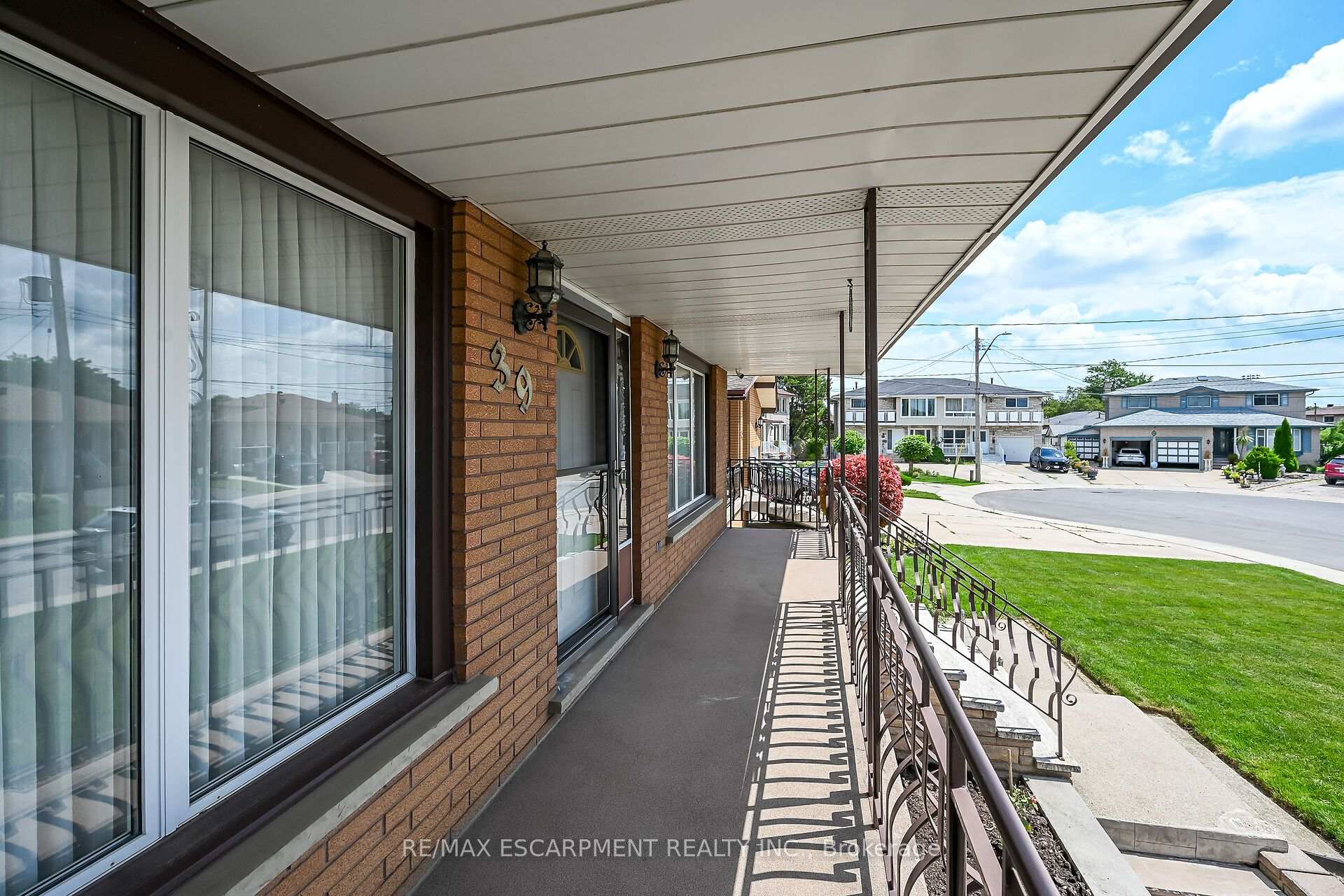 Photo 3 of 39 Algonquin Court, Hamilton, King's Forest Upper — HOMEH