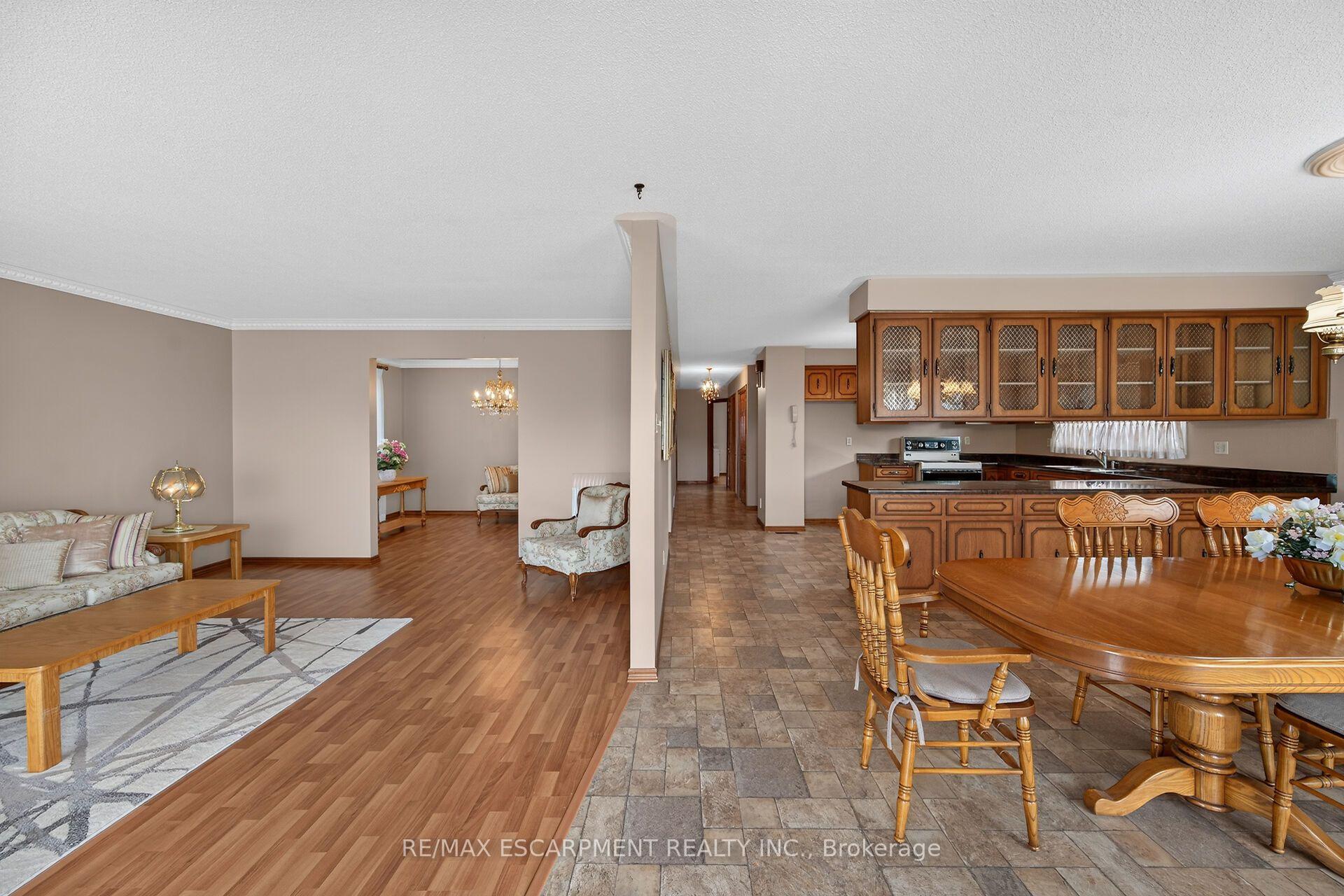 Photo 4 of 39 Algonquin Court, Hamilton, King's Forest Upper — HOMEH