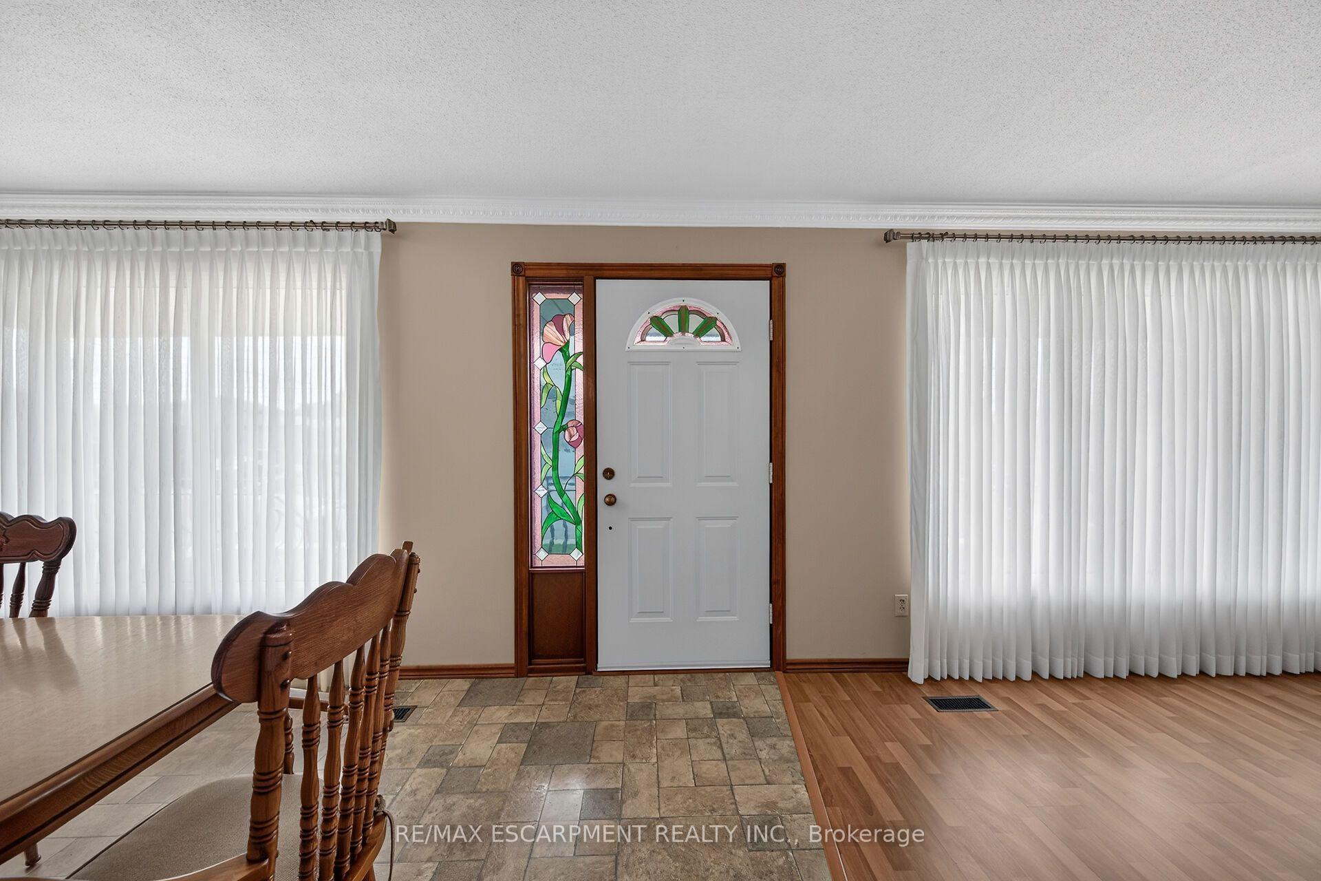 Photo 5 of 39 Algonquin Court, Hamilton, King's Forest Upper — HOMEH