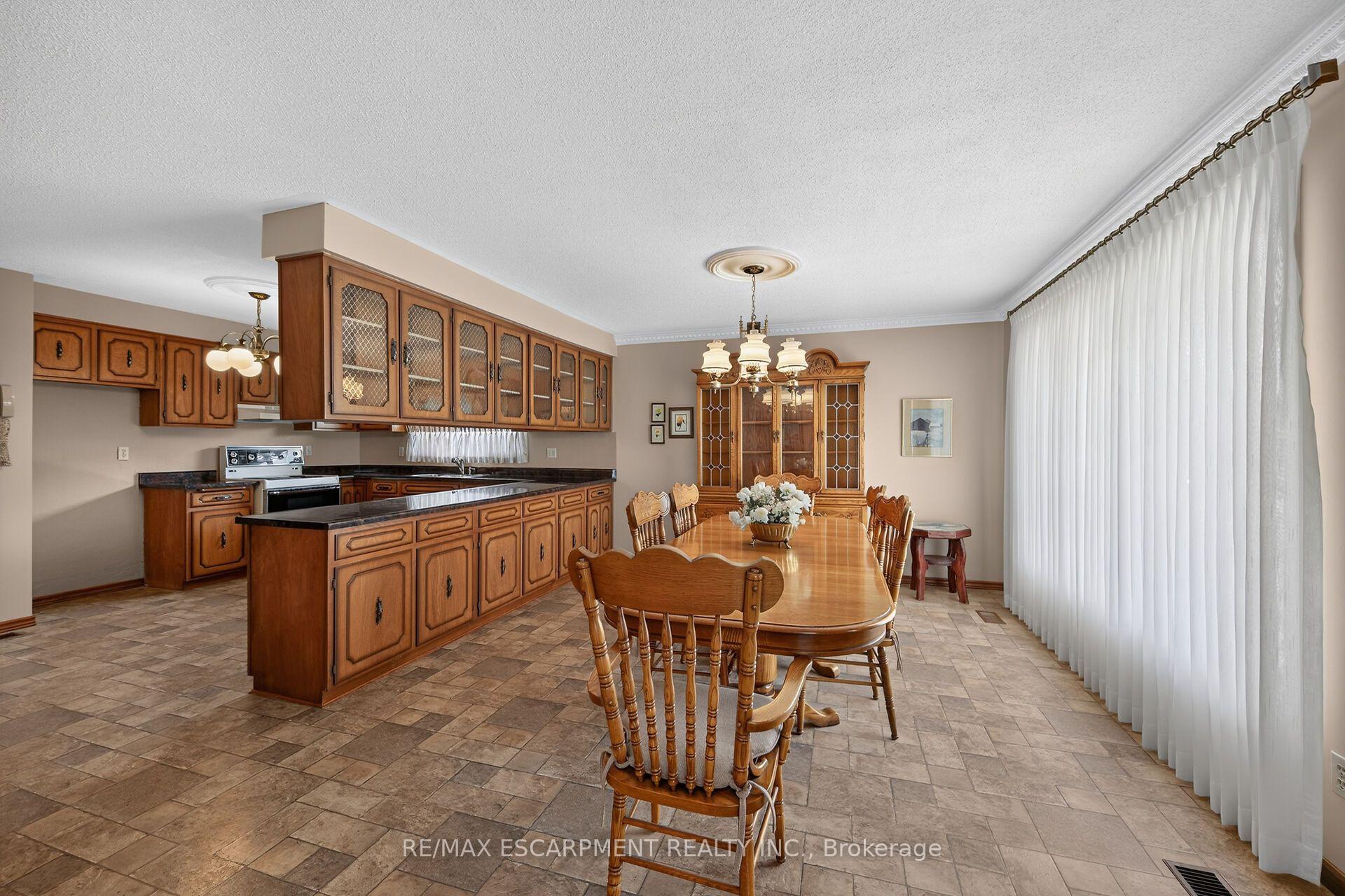 Photo 9 of 39 Algonquin Court, Hamilton, King's Forest Upper — HOMEH