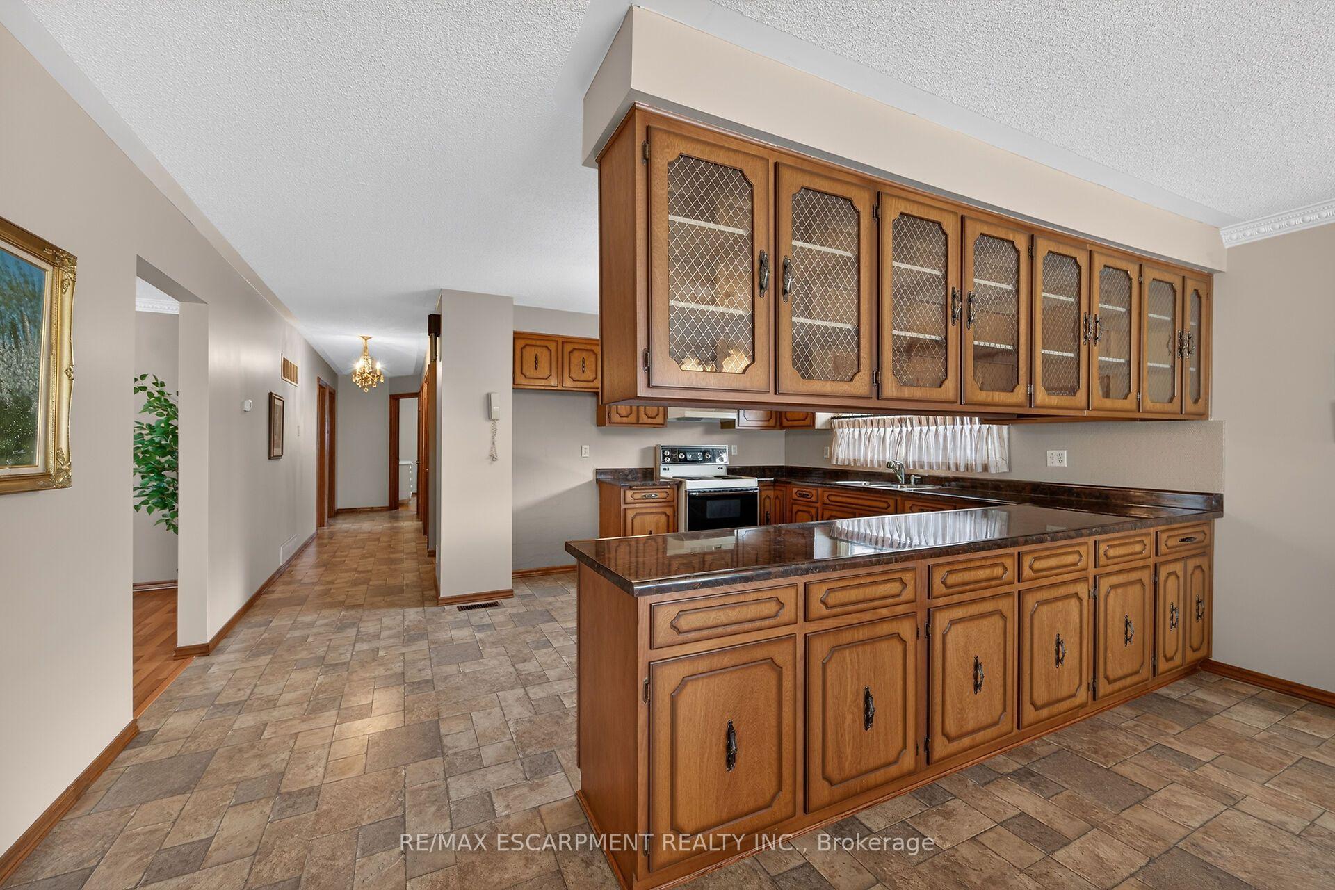 Photo 12 of 39 Algonquin Court, Hamilton, King's Forest Upper — HOMEH