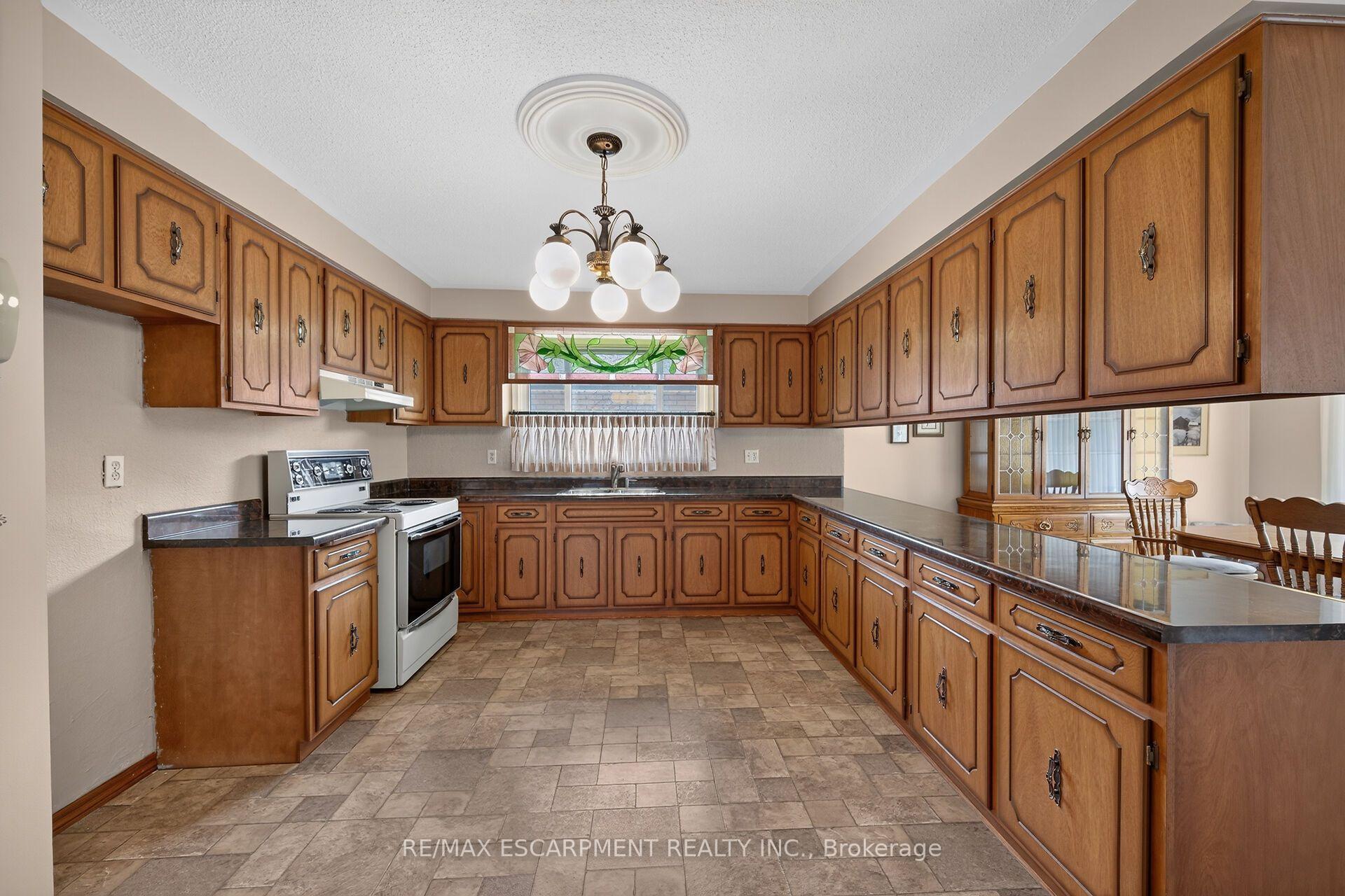 Photo 13 of 39 Algonquin Court, Hamilton, King's Forest Upper — HOMEH