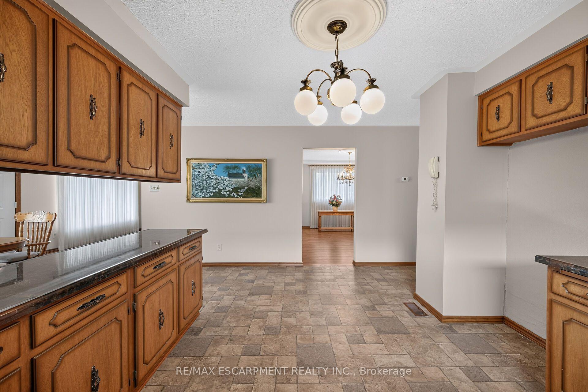 Photo 14 of 39 Algonquin Court, Hamilton, King's Forest Upper — HOMEH