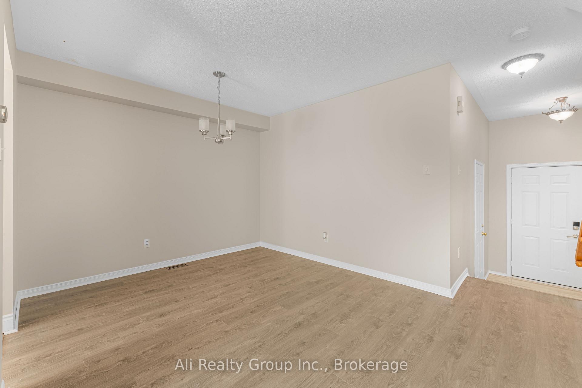 Photo 4 of 68 Piper Crescent, Ottawa, Kanata - Morgan's Grant/South March — HOMEH