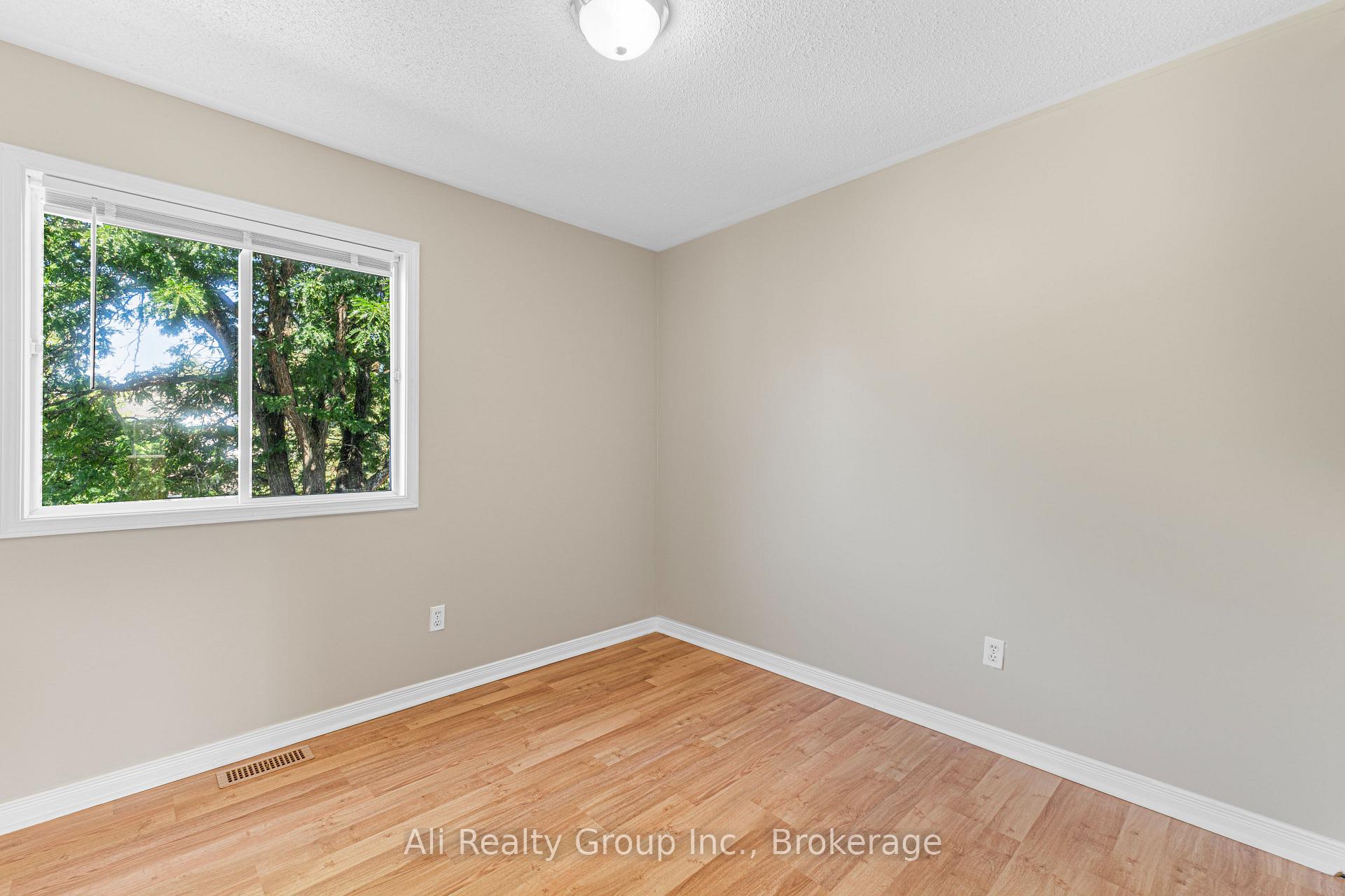 Photo 12 of 68 Piper Crescent, Ottawa, Kanata - Morgan's Grant/South March — HOMEH