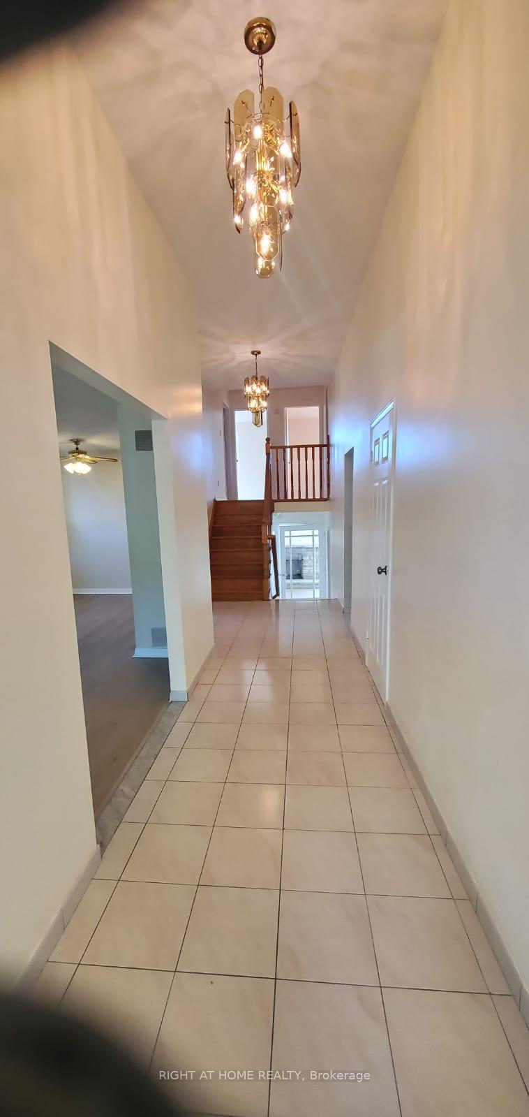 Photo 4 of 2406 Poplar Crescent, Mississauga, Clarkson — HOMEH