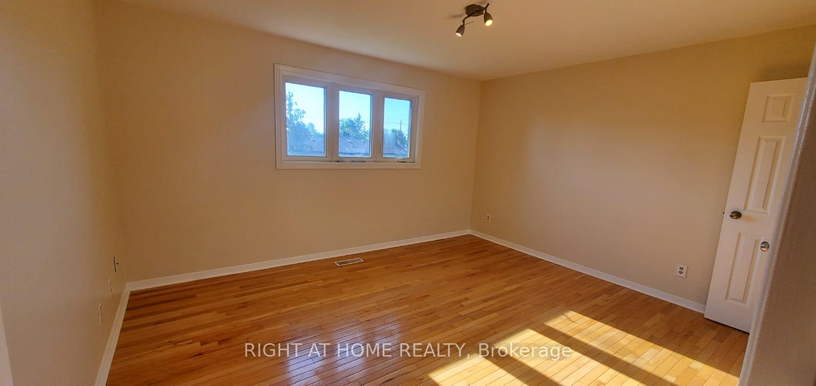 Photo 15 of 2406 Poplar Crescent, Mississauga, Clarkson — HOMEH