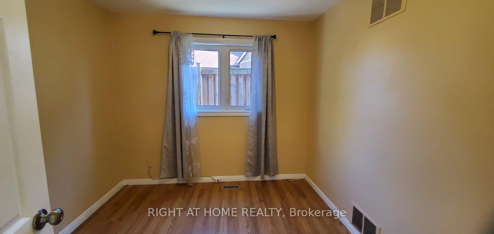 Photo 24 of 2406 Poplar Crescent, Mississauga, Clarkson — HOMEH