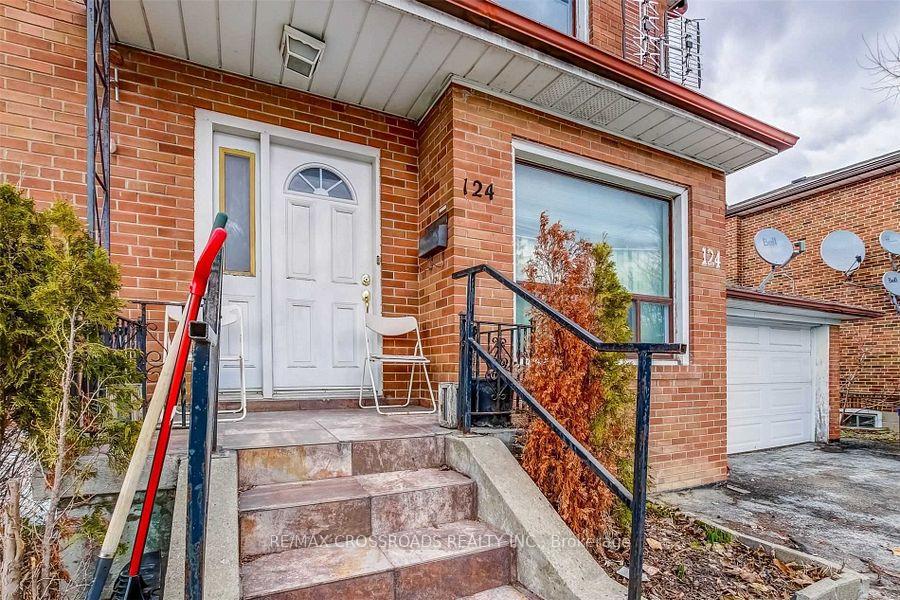 Photo 1 of Unit Main, 124 Major Mackenzie Drive E, Richmond Hill, Crosby — HOMEH