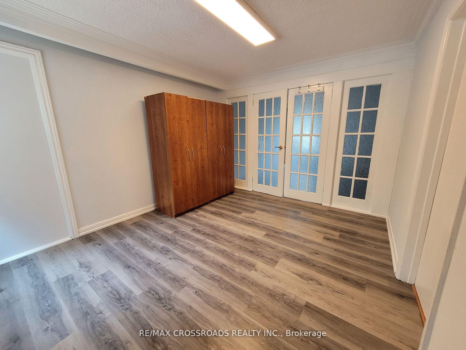 Photo 3 of Unit Main, 124 Major Mackenzie Drive E, Richmond Hill, Crosby — HOMEH