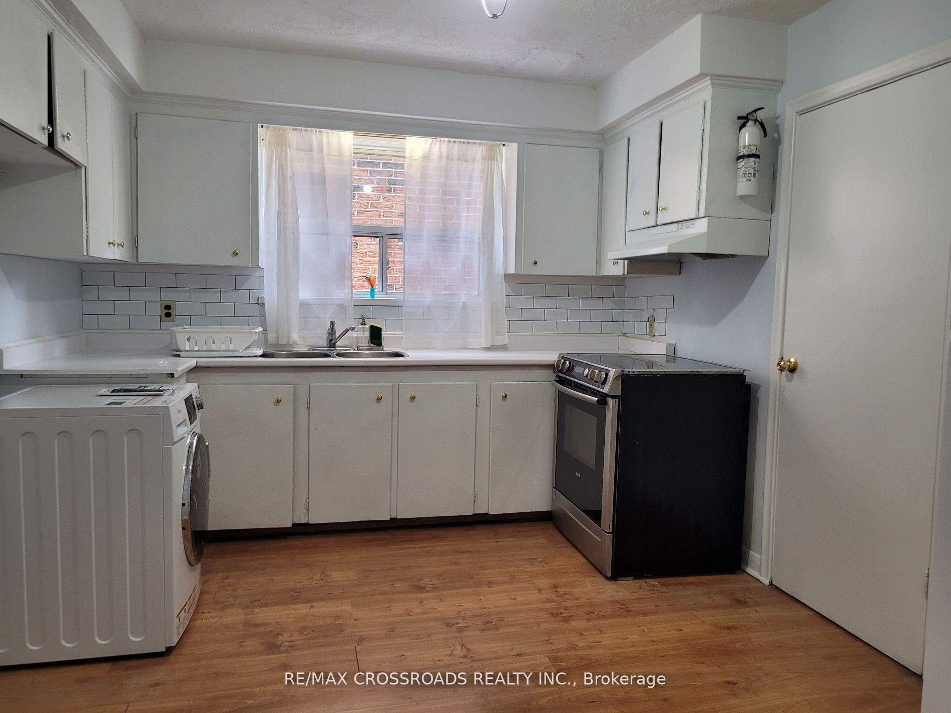 Photo 5 of Unit Main, 124 Major Mackenzie Drive E, Richmond Hill, Crosby — HOMEH