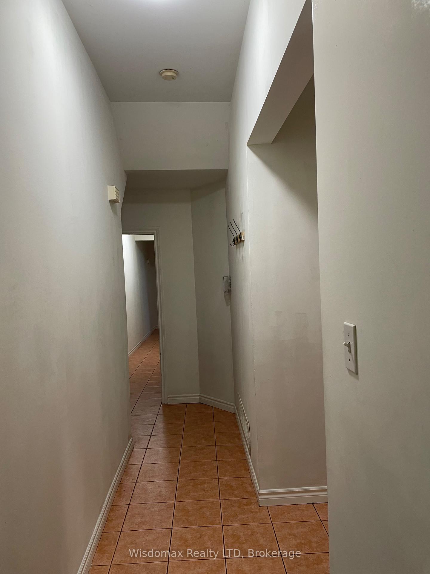 Photo 4 of Unit MAINFLOOR, 139 Lippincott Street, Toronto, University — HOMEH