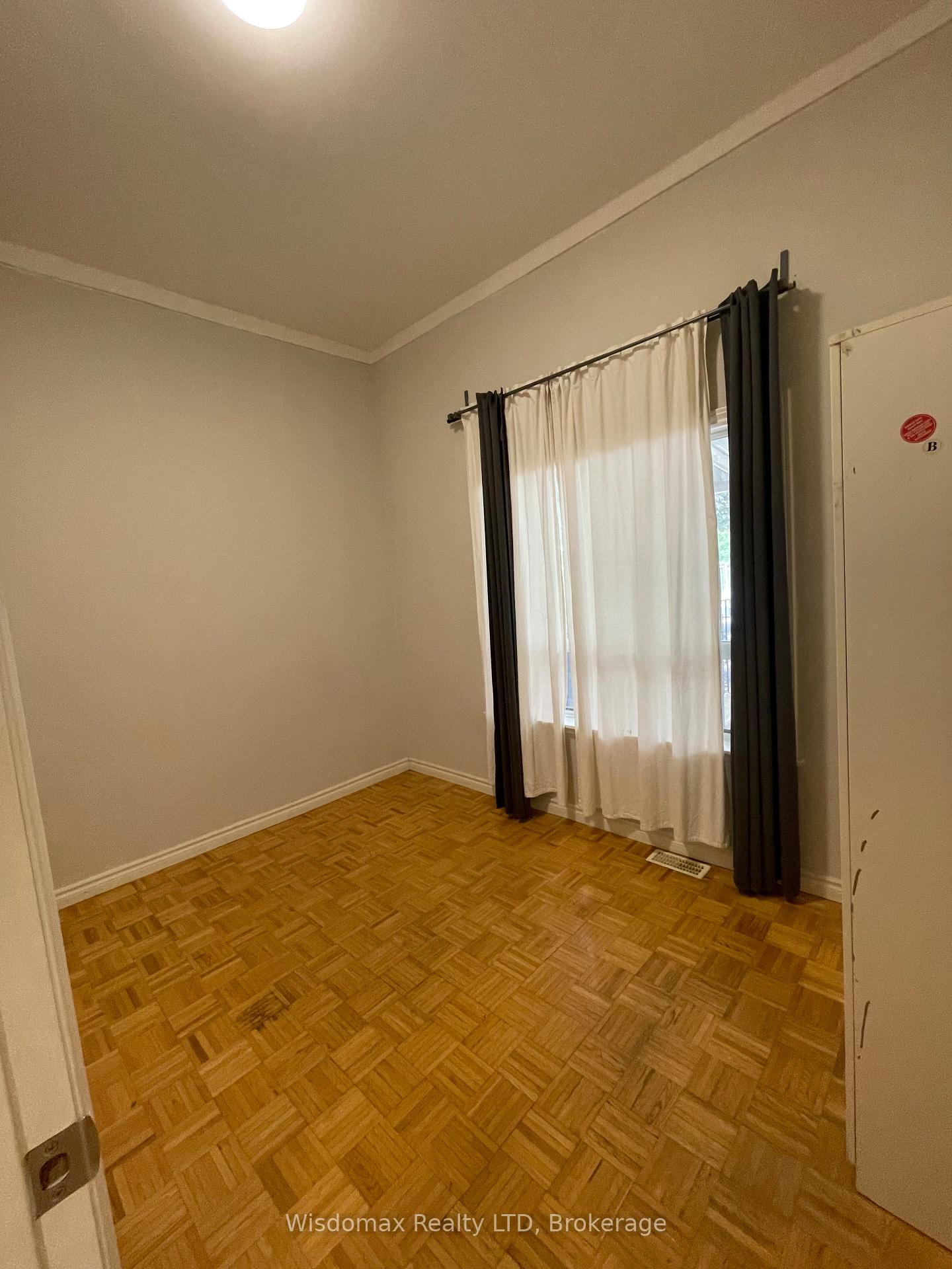Photo 5 of Unit MAINFLOOR, 139 Lippincott Street, Toronto, University — HOMEH