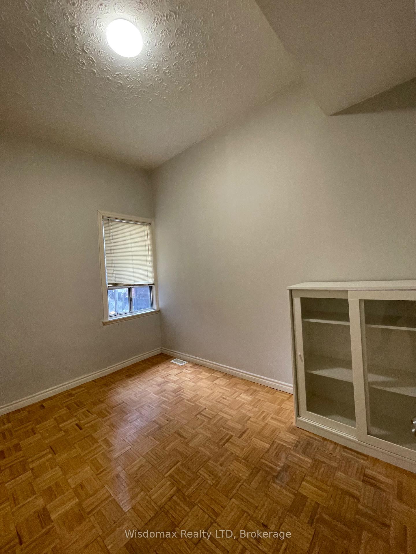 Photo 6 of Unit MAINFLOOR, 139 Lippincott Street, Toronto, University — HOMEH