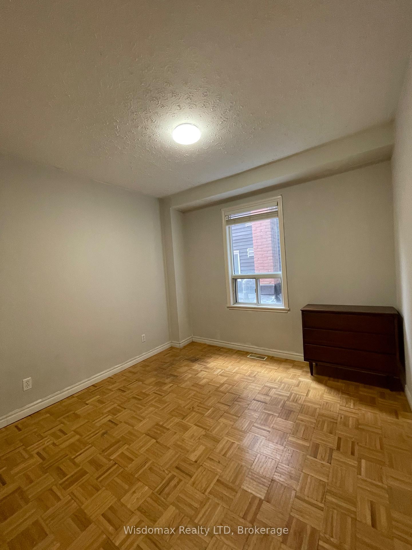 Photo 8 of Unit MAINFLOOR, 139 Lippincott Street, Toronto, University — HOMEH