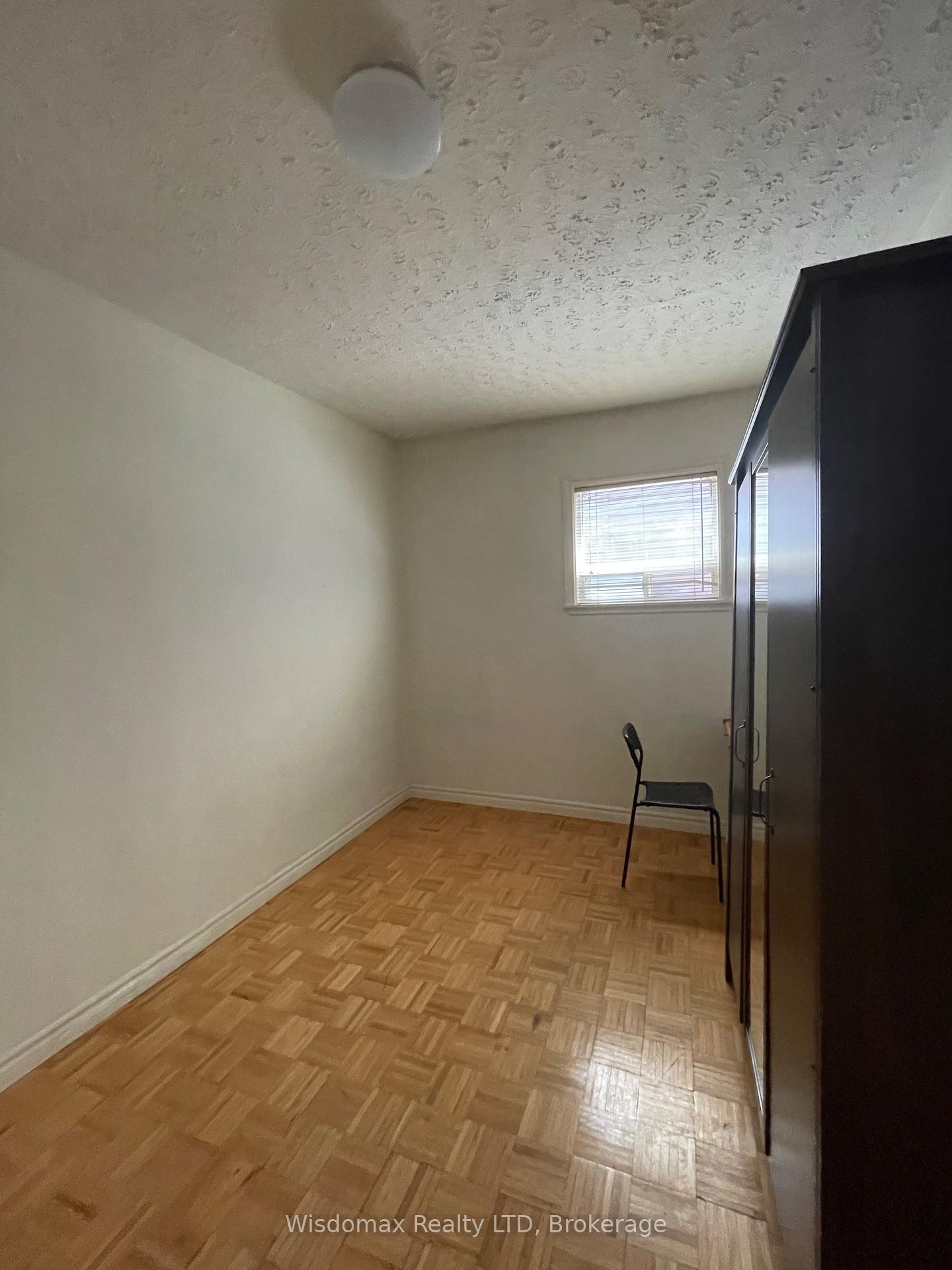 Photo 10 of Unit MAINFLOOR, 139 Lippincott Street, Toronto, University — HOMEH