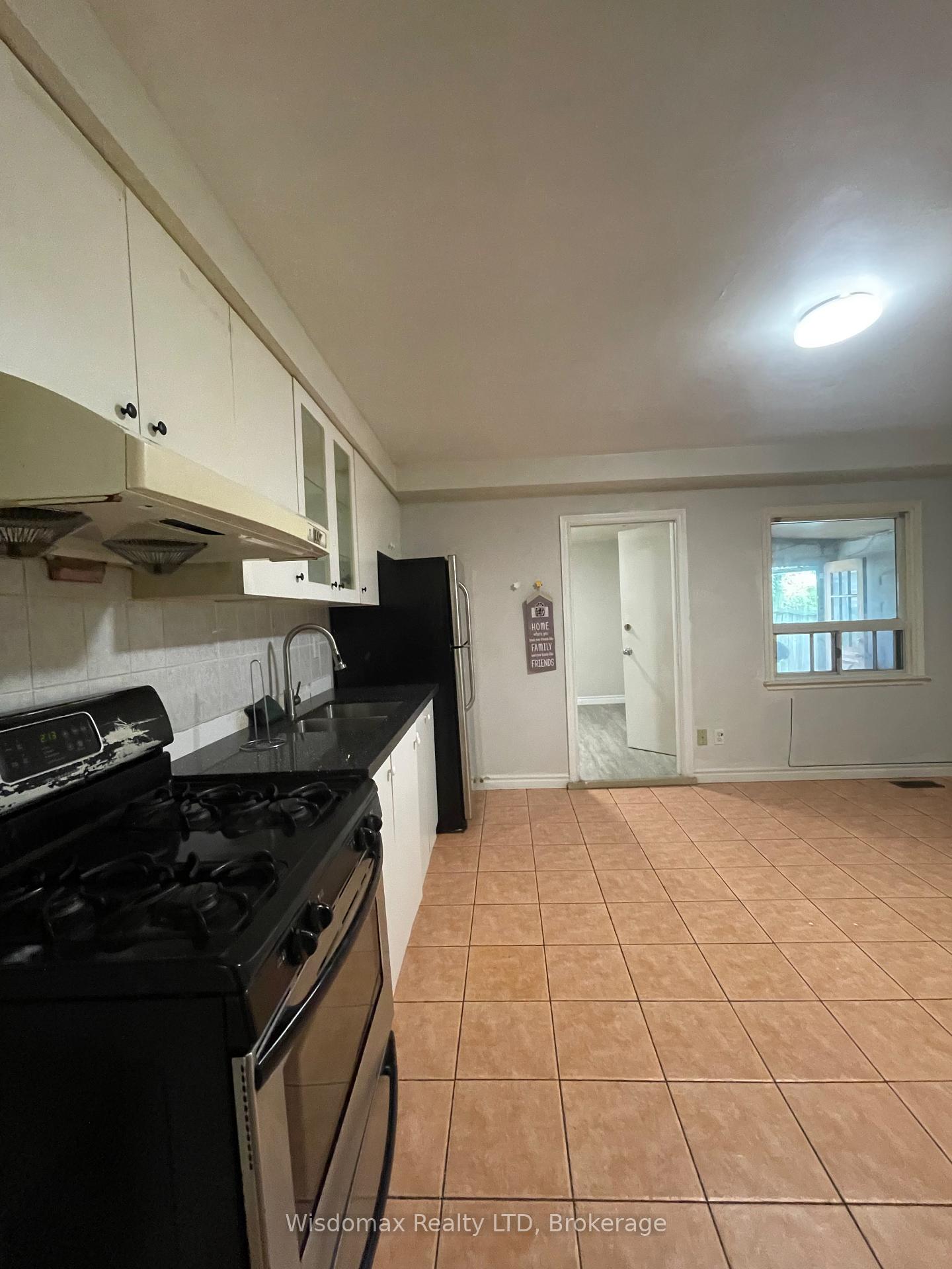 Photo 11 of Unit MAINFLOOR, 139 Lippincott Street, Toronto, University — HOMEH