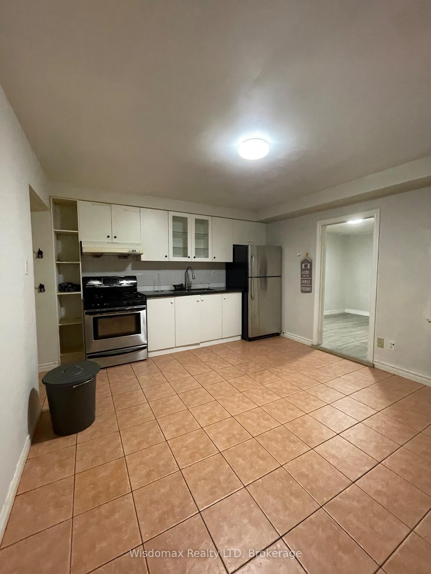 Photo 13 of Unit MAINFLOOR, 139 Lippincott Street, Toronto, University — HOMEH