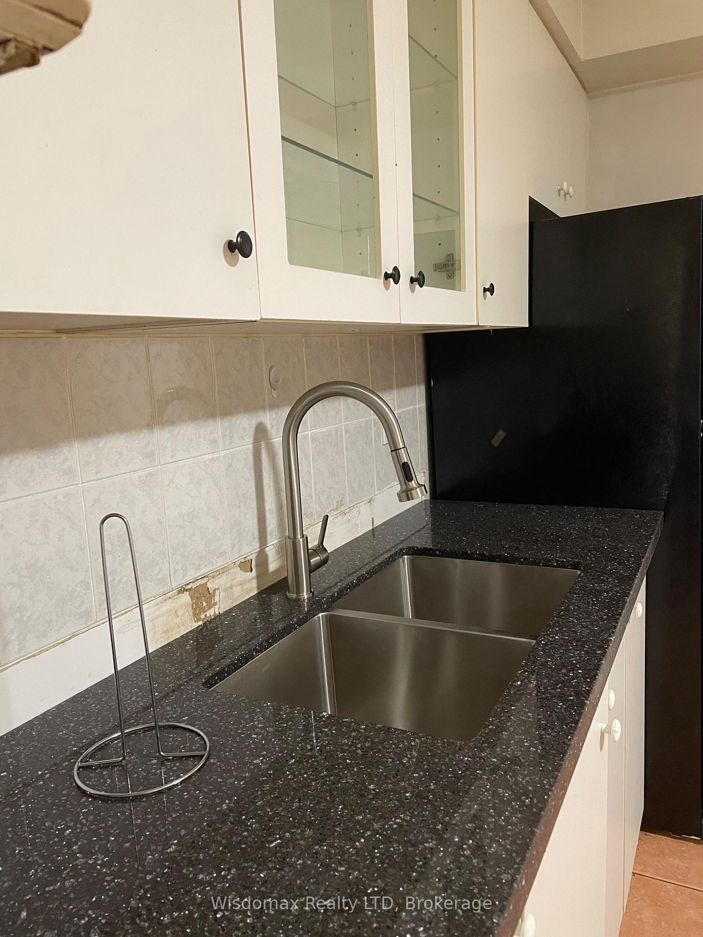 Photo 15 of Unit MAINFLOOR, 139 Lippincott Street, Toronto, University — HOMEH