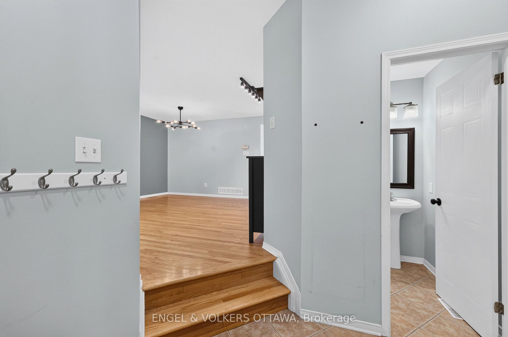 Photo 4 of 2123 Esprit Drive, Ottawa, Avalon East — HOMEH