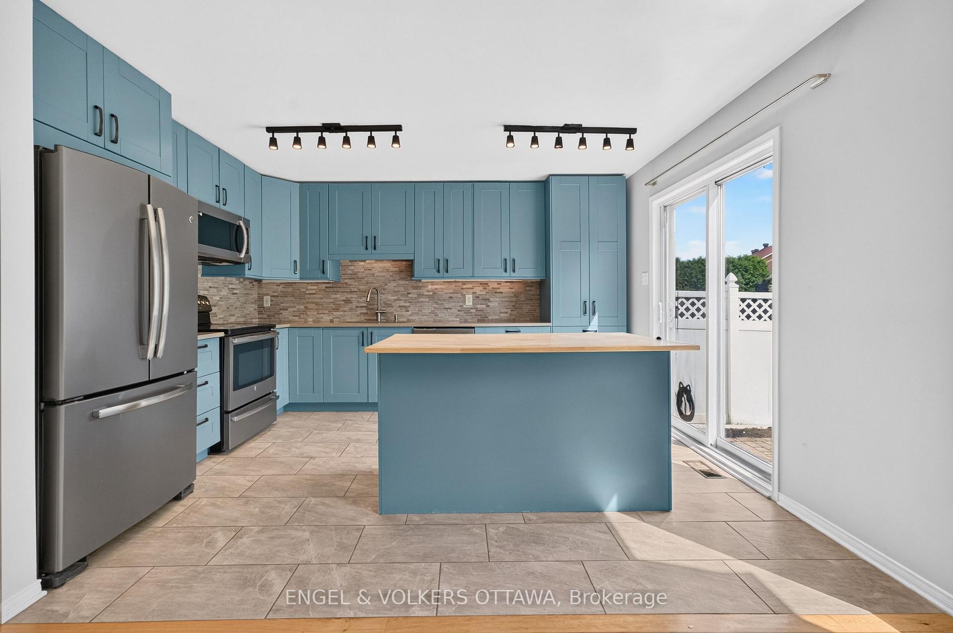 Photo 15 of 2123 Esprit Drive, Ottawa, Avalon East — HOMEH
